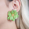 Pendientes de flores de crochet Tatiana: tachuelas florales naranjas con detalles dorados