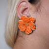 Pendientes de flores de crochet Tatiana: tachuelas florales naranjas con detalles dorados