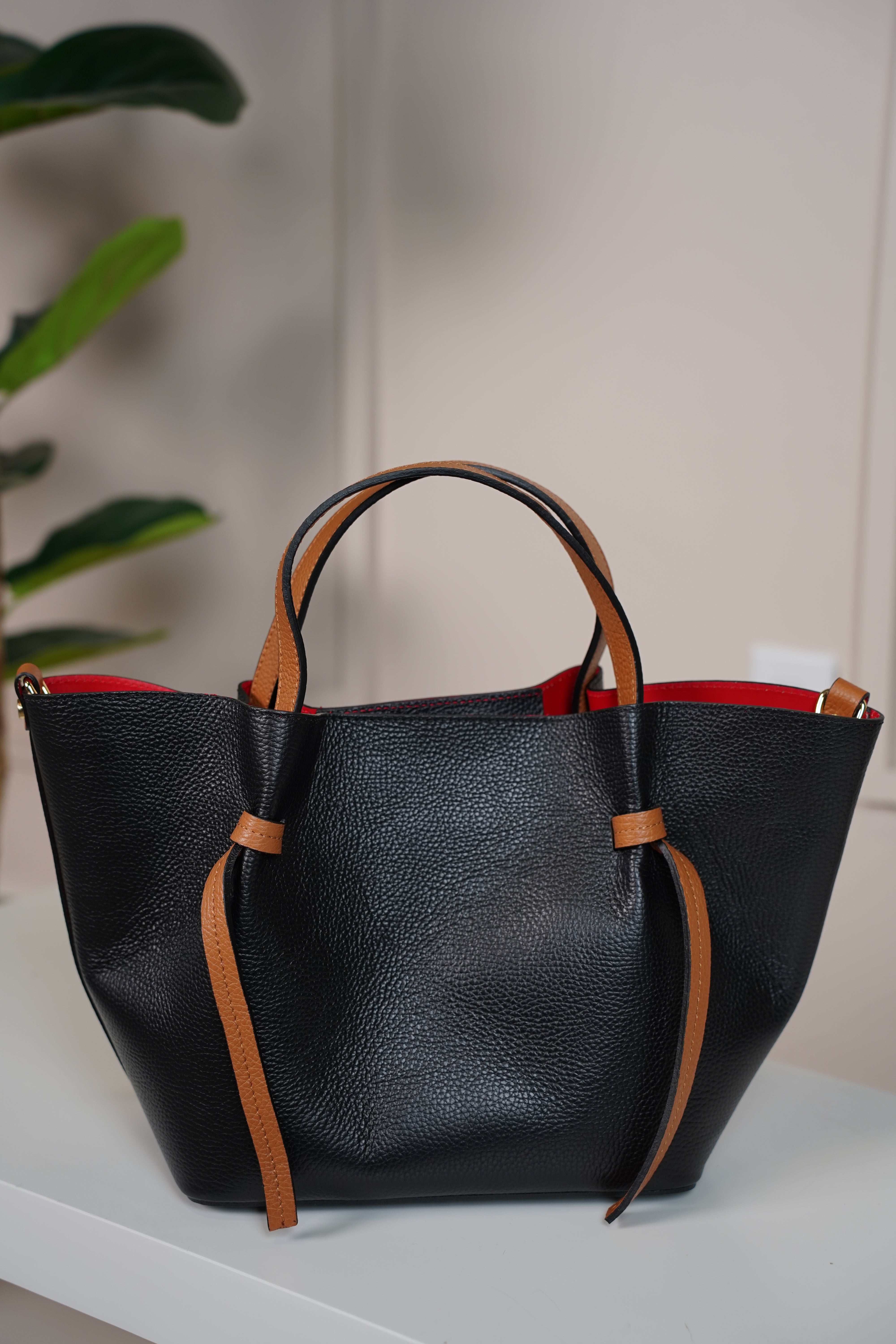 Eira Tote Bag – Timeless Carryall with a Pop of Color