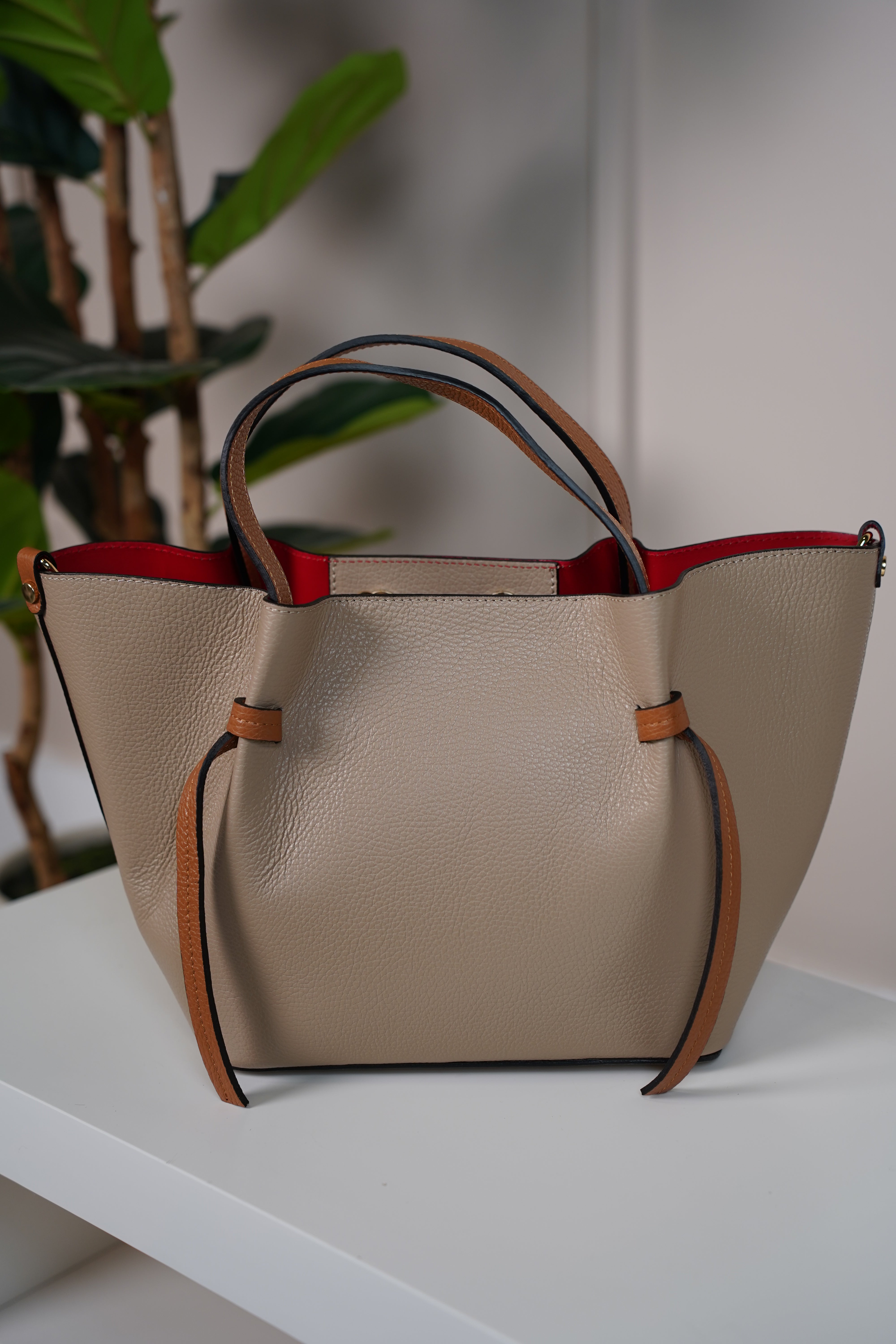 Eira Tote Bag – Timeless Carryall with a Pop of Color