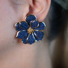 Pendientes de flores de crochet Tatiana: tachuelas florales naranjas con detalles dorados