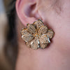 Pendientes de flores de crochet Tatiana: tachuelas florales naranjas con detalles dorados