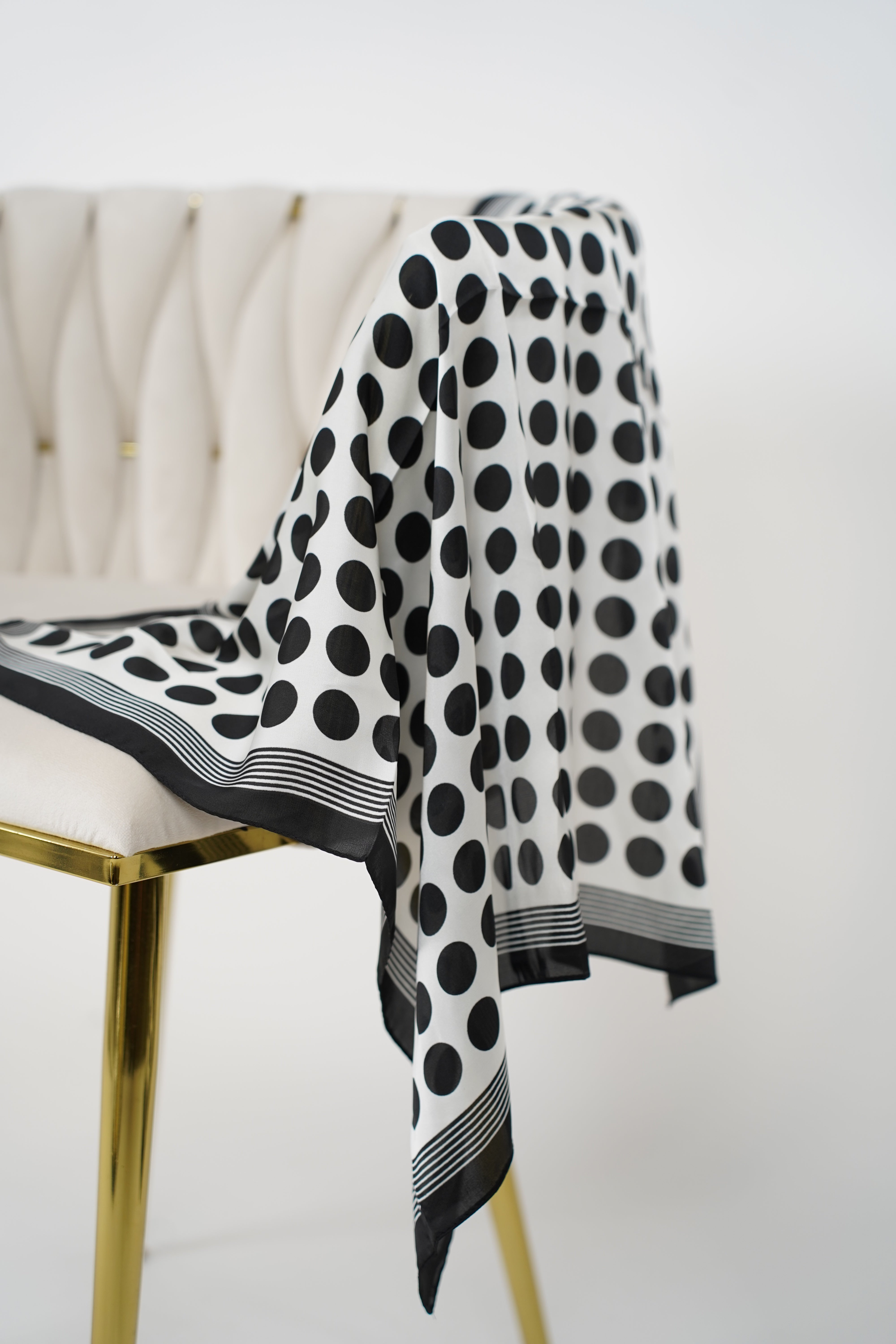 Versatile Patterned Scarf – Multi-Way Styling Accessory