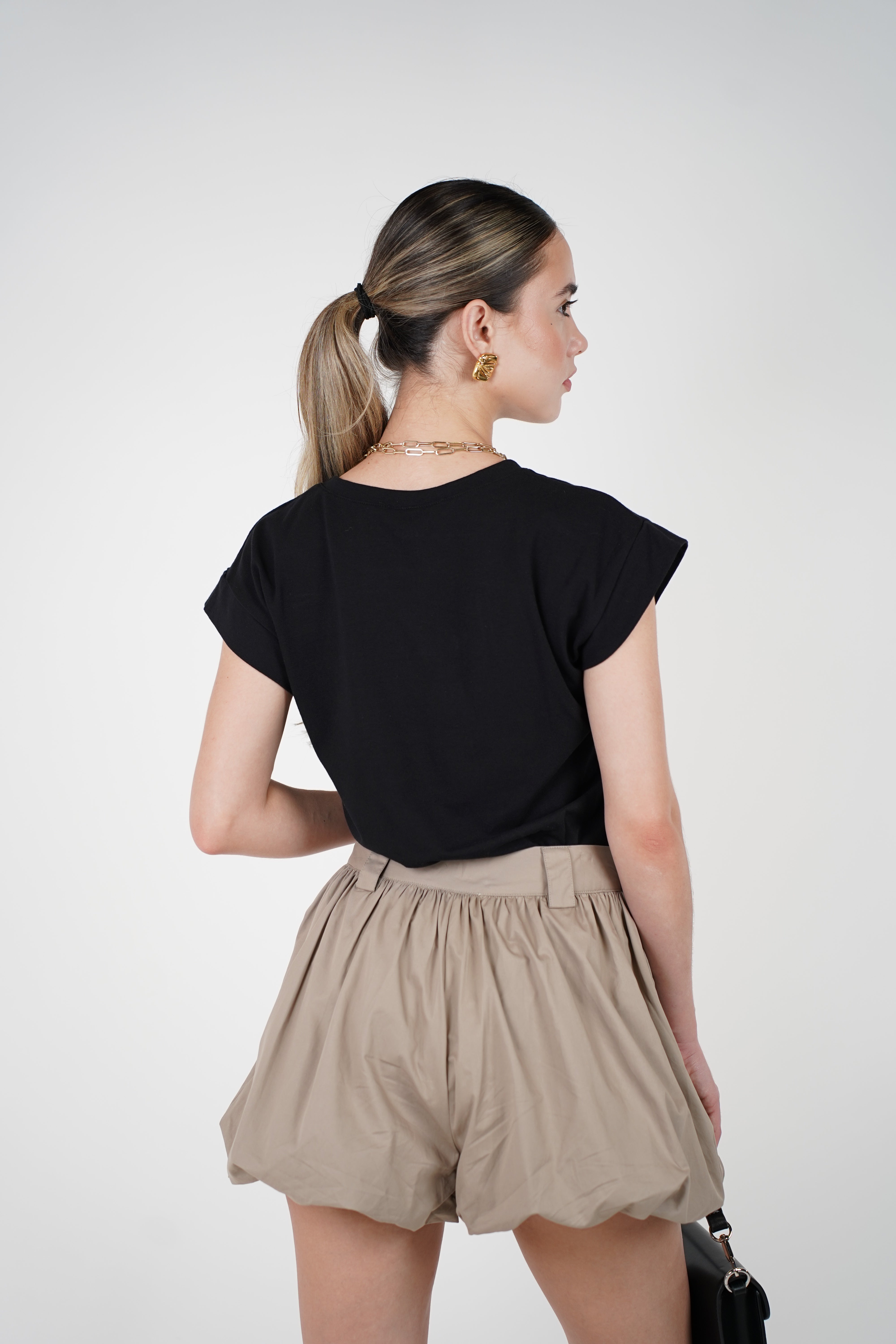 Rovi Ocean Graphic Tee – Vibrant Coastal Print on Soft Black Cotton