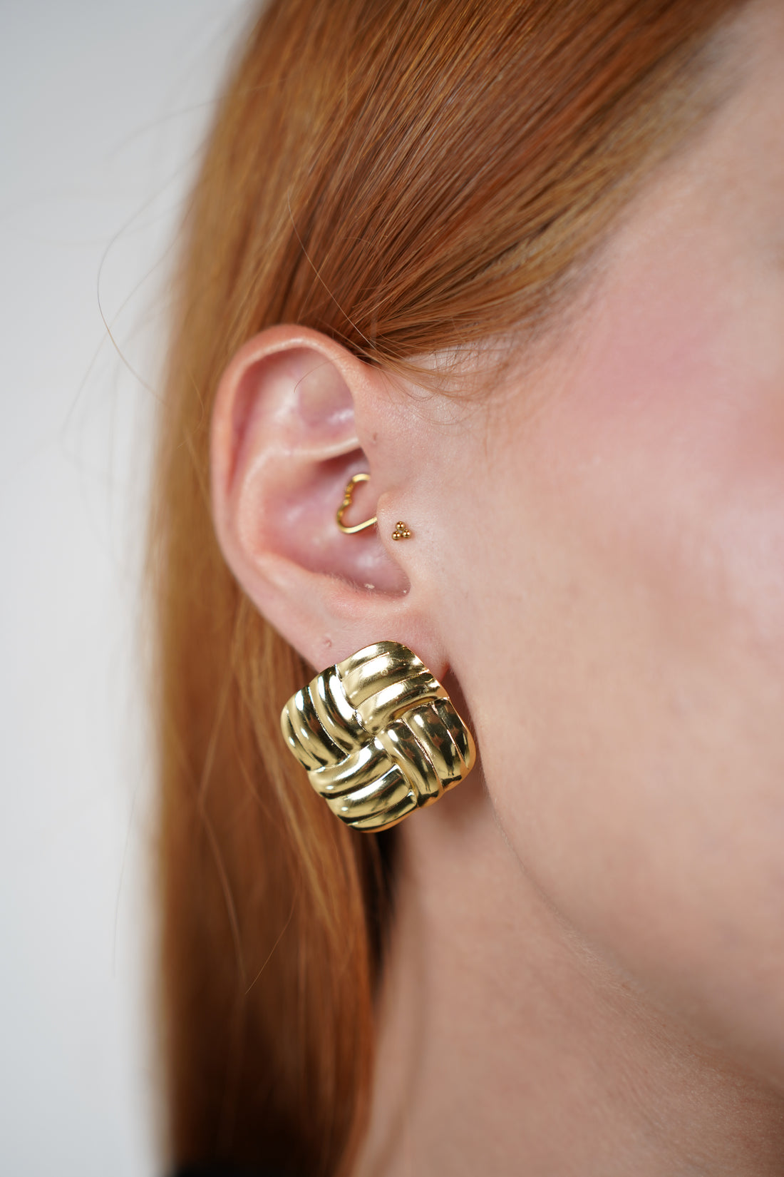 Nixa Earrings – Sculpted Gold Retro Studs