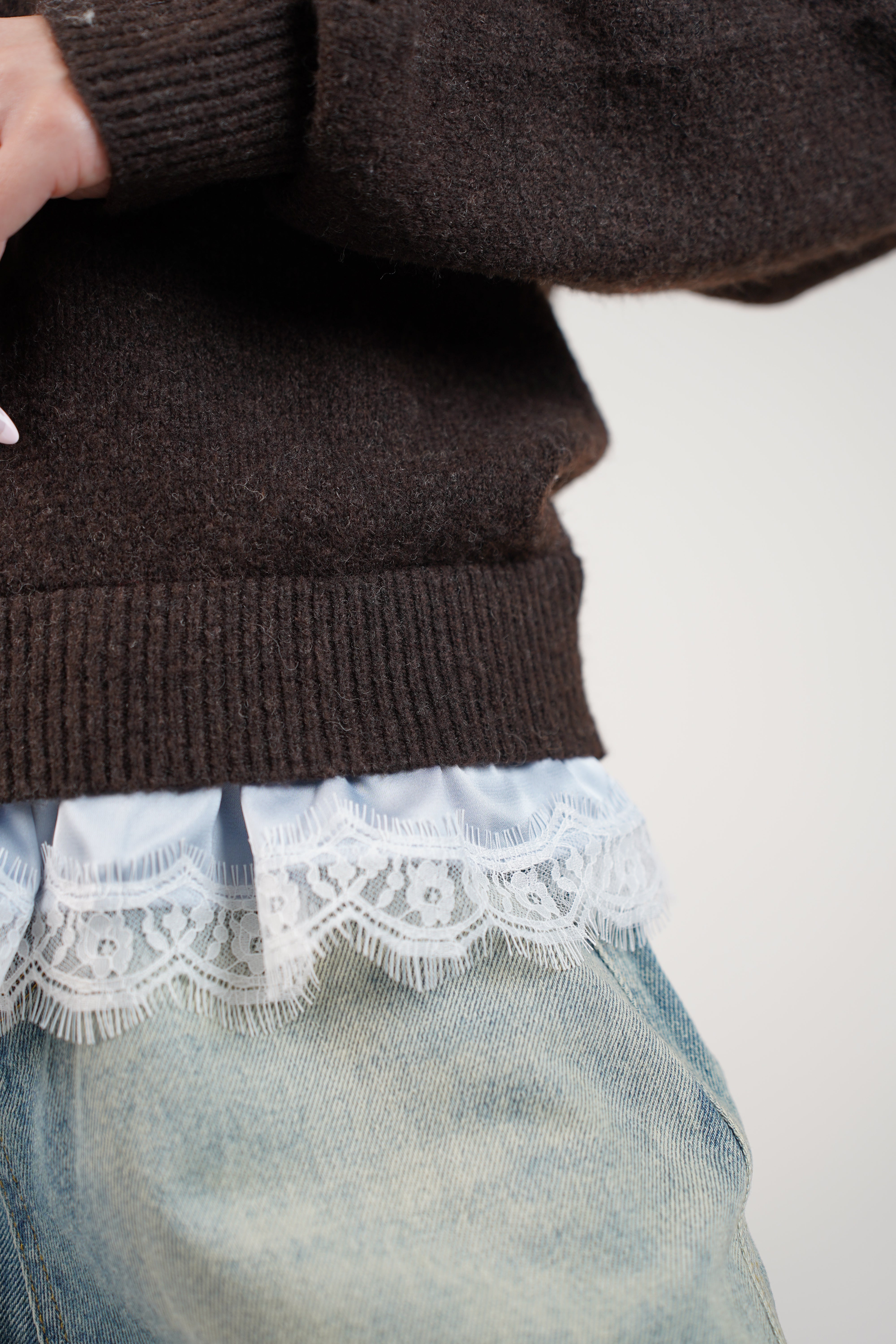 Qyra Lace Sweater – Effortless Warmth with a Romantic Touch