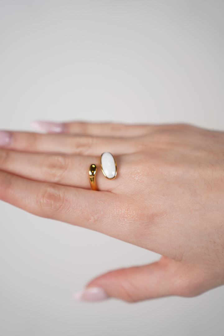 Yalina Ring – Chic Minimalism with Modern Grace