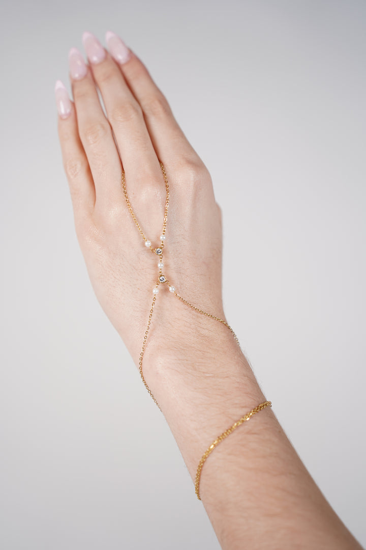Wenra Pearl Hand Chain – Delicate Grace, Effortless Luxury