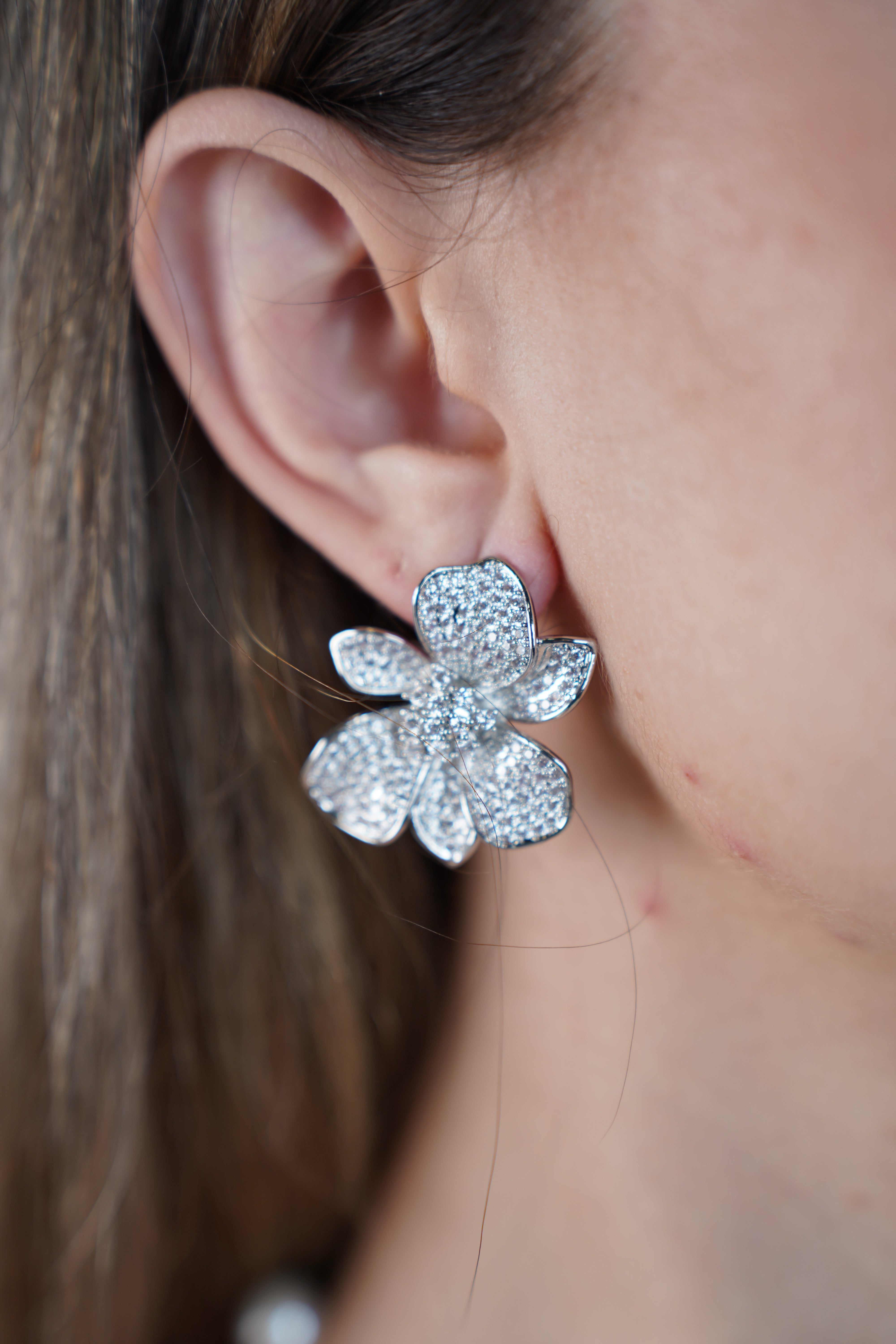 Javira Flower Earrings – Sparkling Elegance in Full Bloom