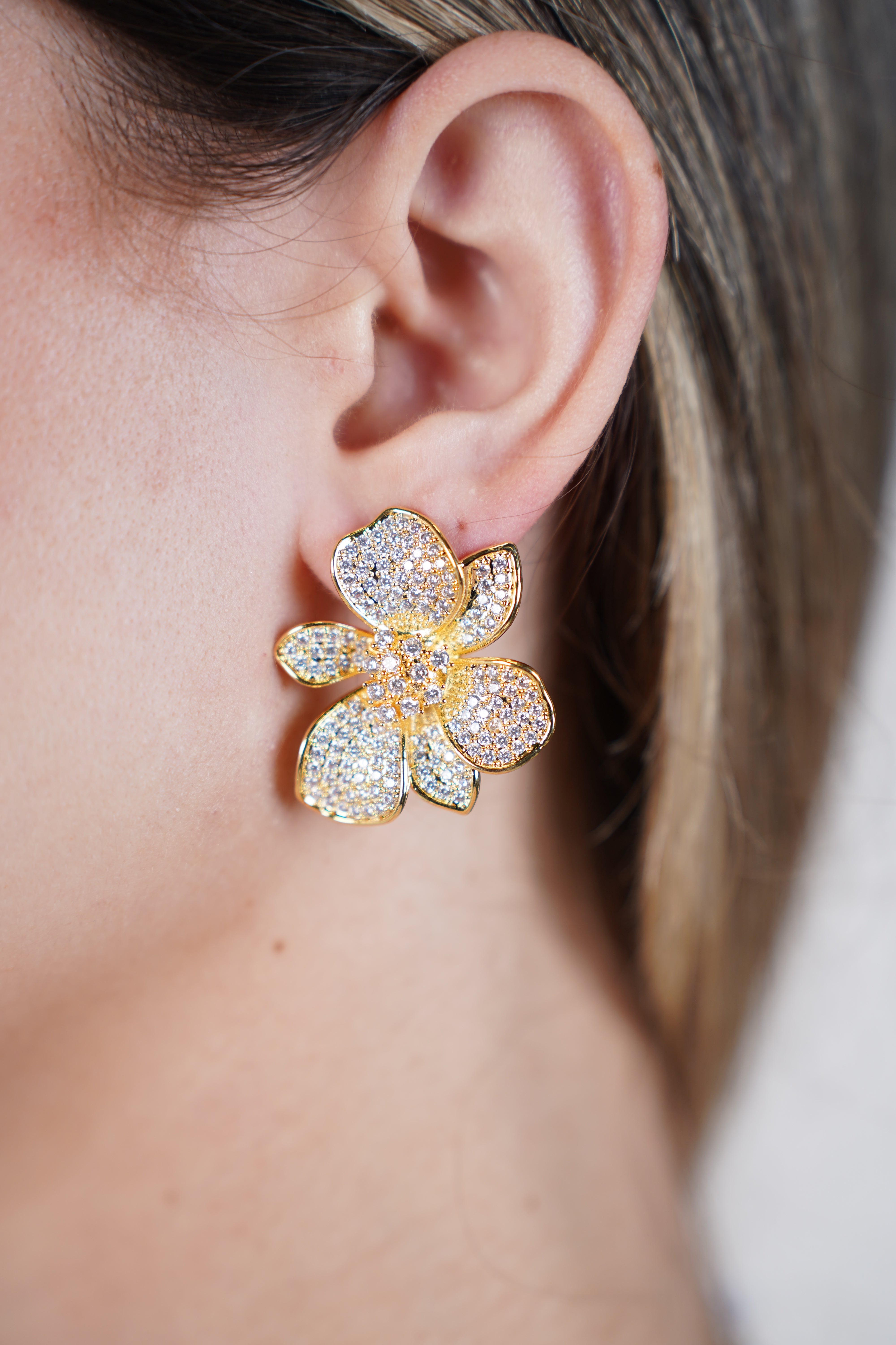 Javira Flower Earrings – Sparkling Elegance in Full Bloom