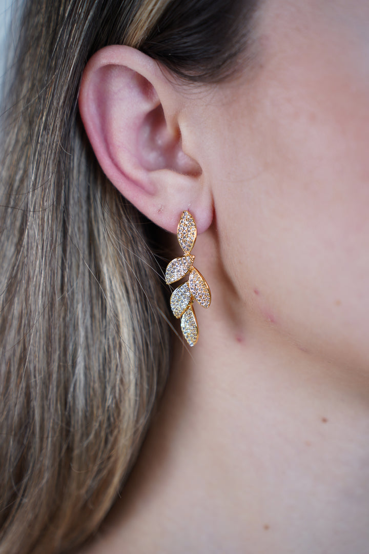Isris Leafs Earrings – Elegant Nature-Inspired Sparkle