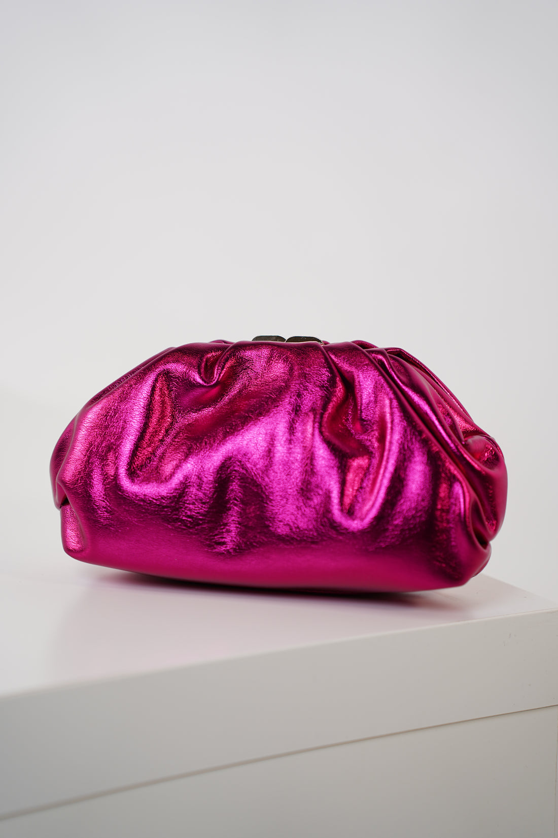 Enari Clutch – Bold Glamour in a Statement Finish