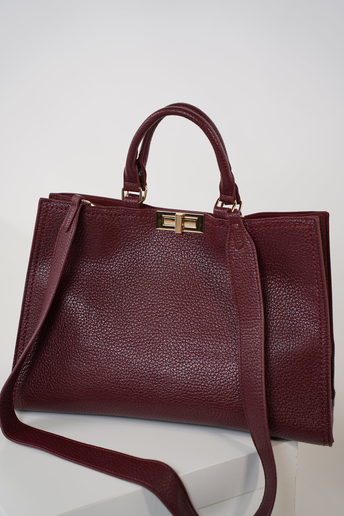 Vanyae Tote Bag – Classic Elegance in Every Detail