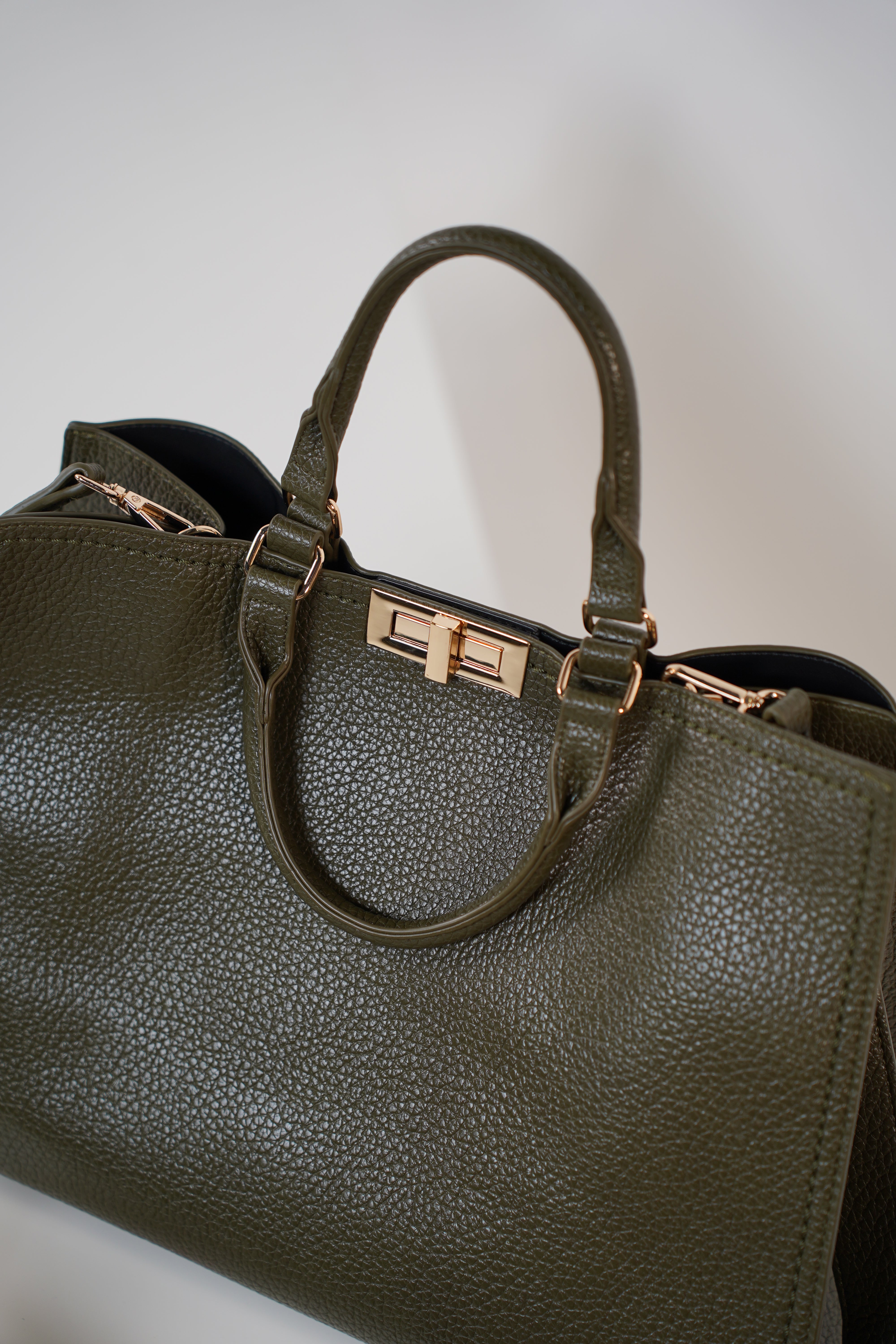 Vanyae Tote Bag – Classic Elegance in Every Detail