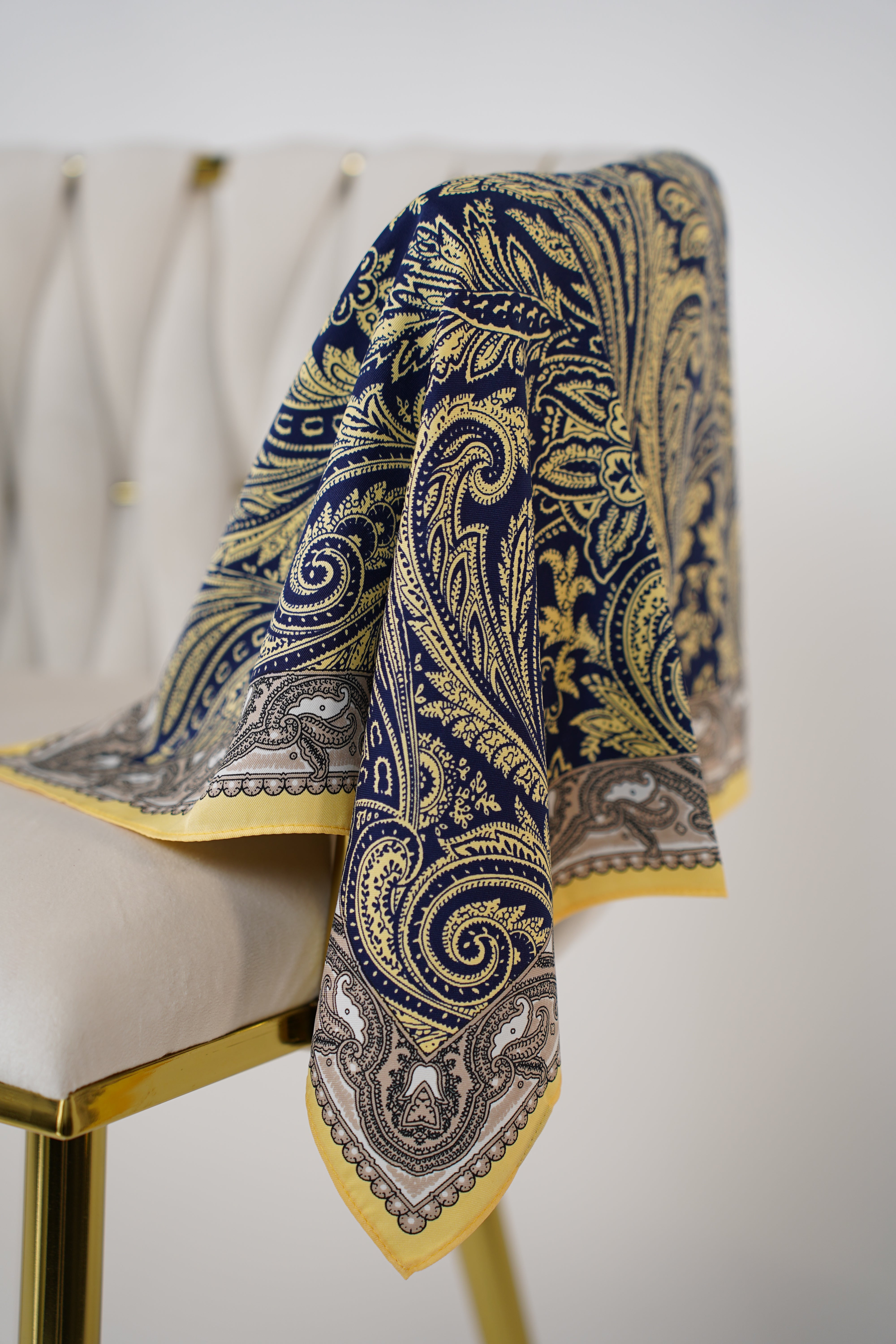 Versatile Patterned Scarf – Multi-Way Styling Accessory