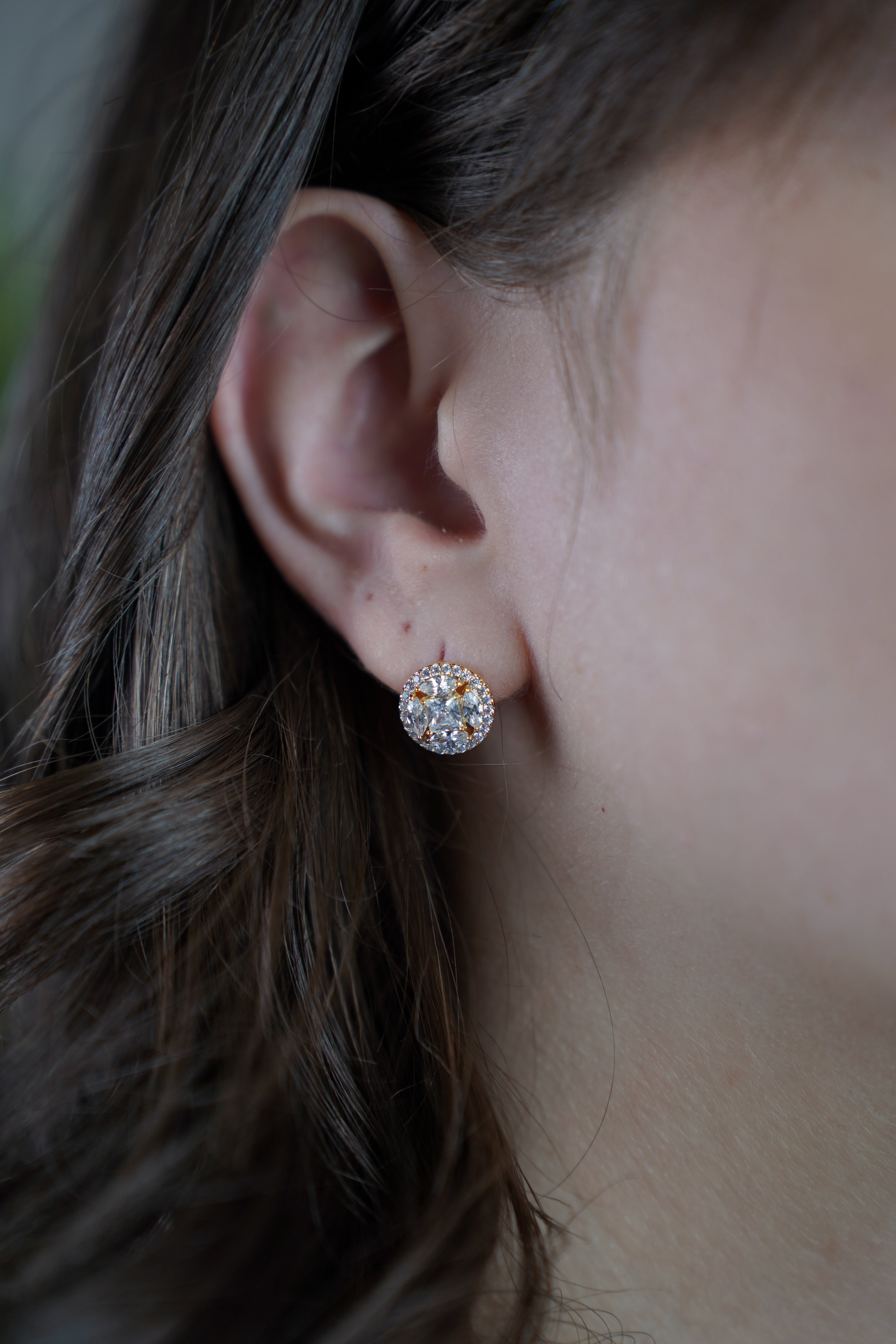 Mazi Shinny Studs – Classic Sparkle for Everyday Glam