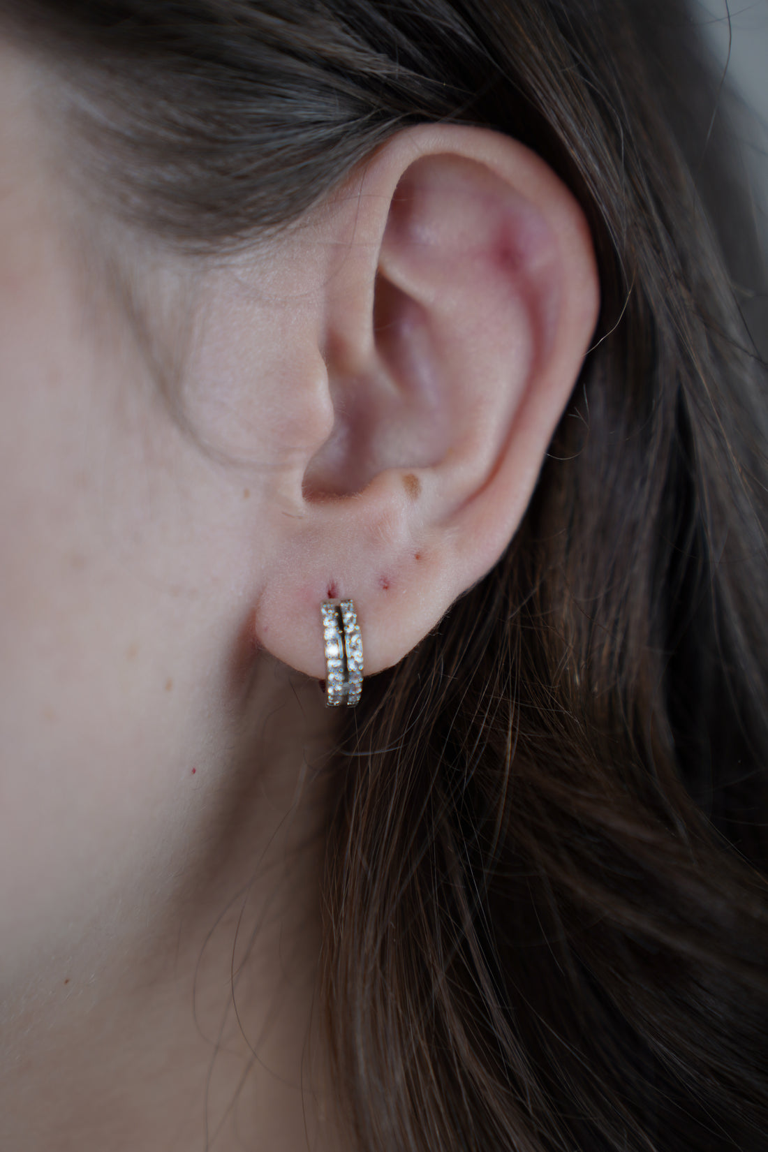 Tora Mini Hoops – Chic Shine in a Small Statement