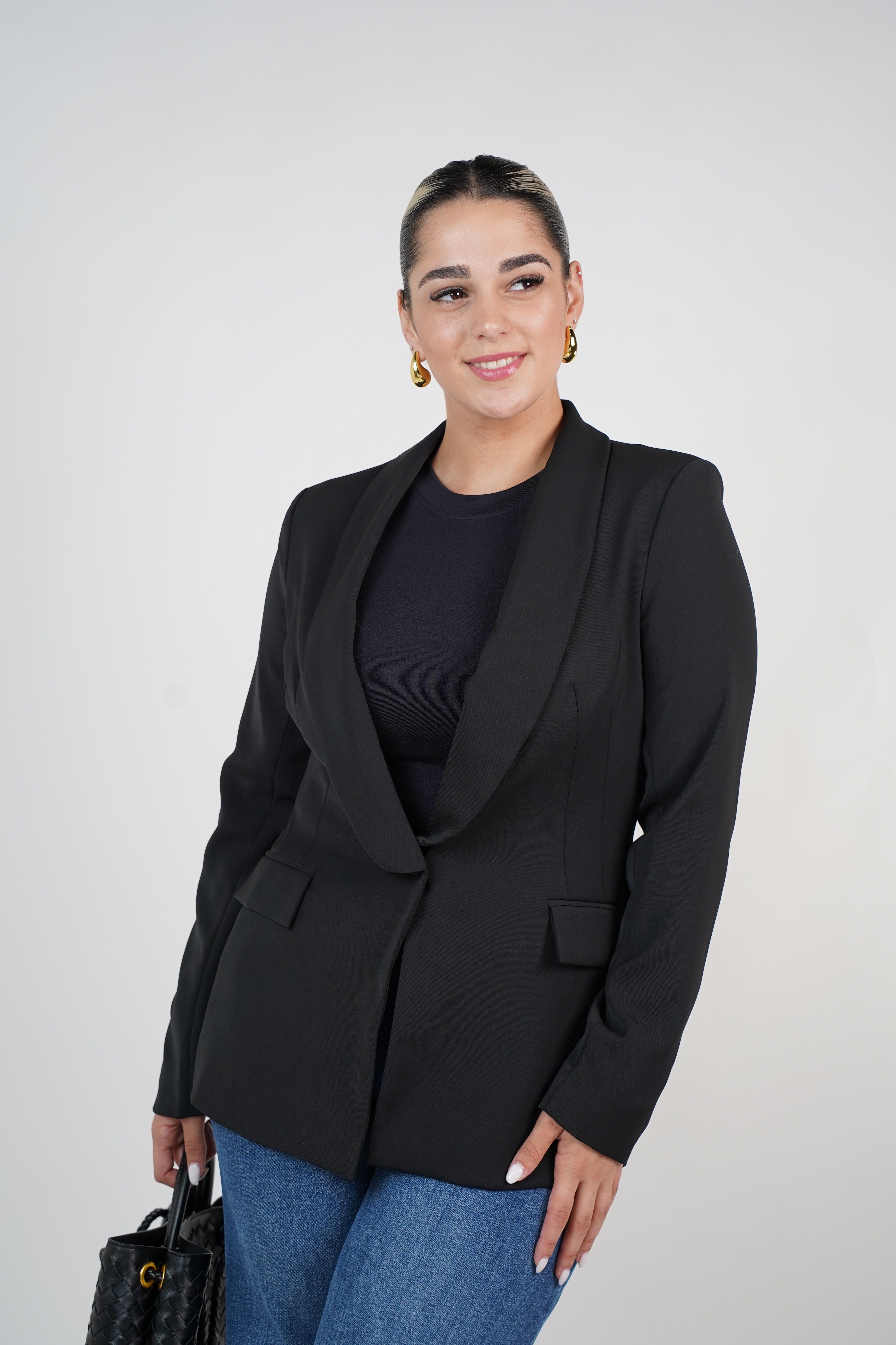 Vesla Solid Blazer – Chic, Clean & Timeless