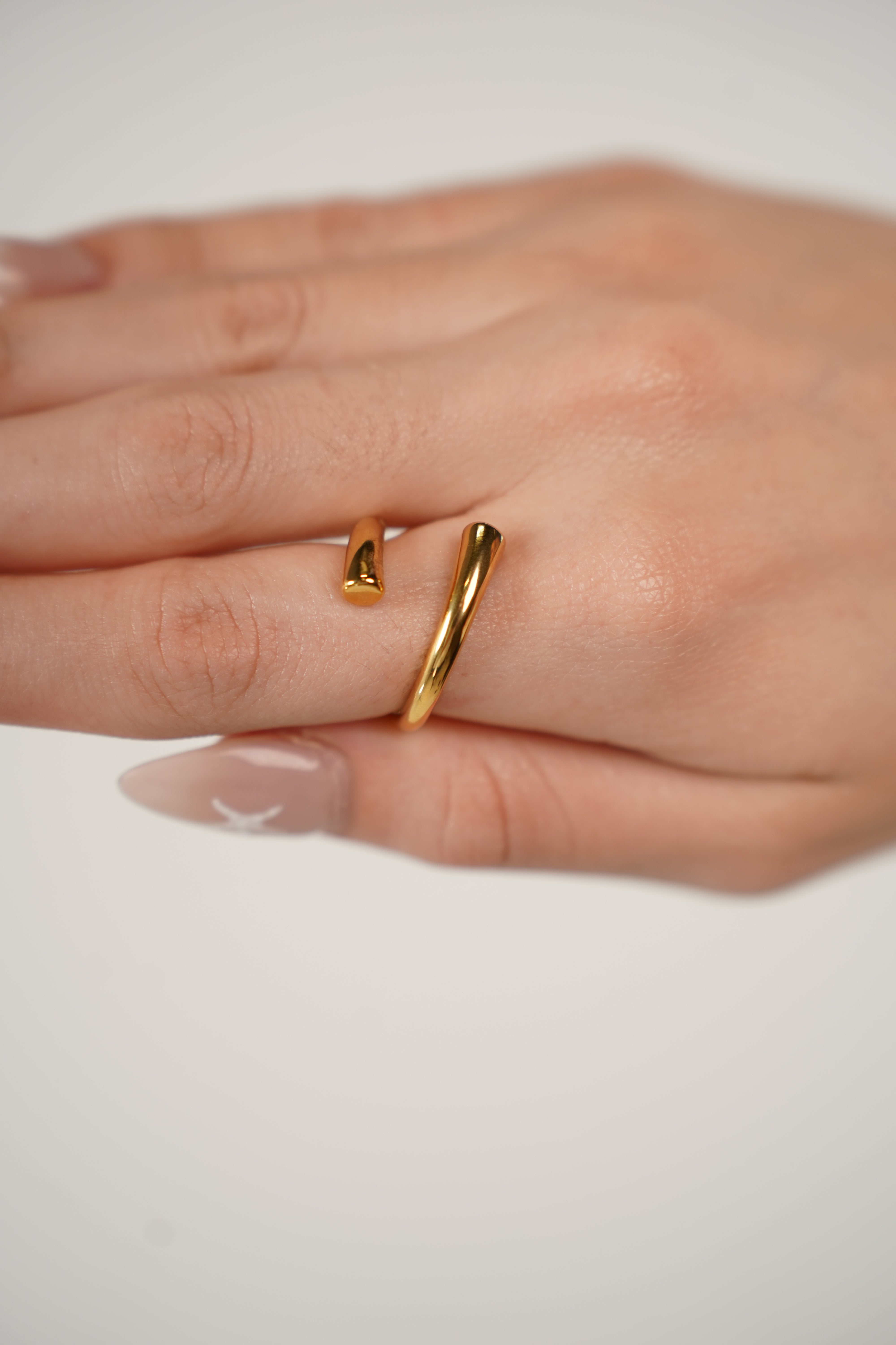 Vilo Asymmetrical Ring – Sleek. Bold. Minimal.