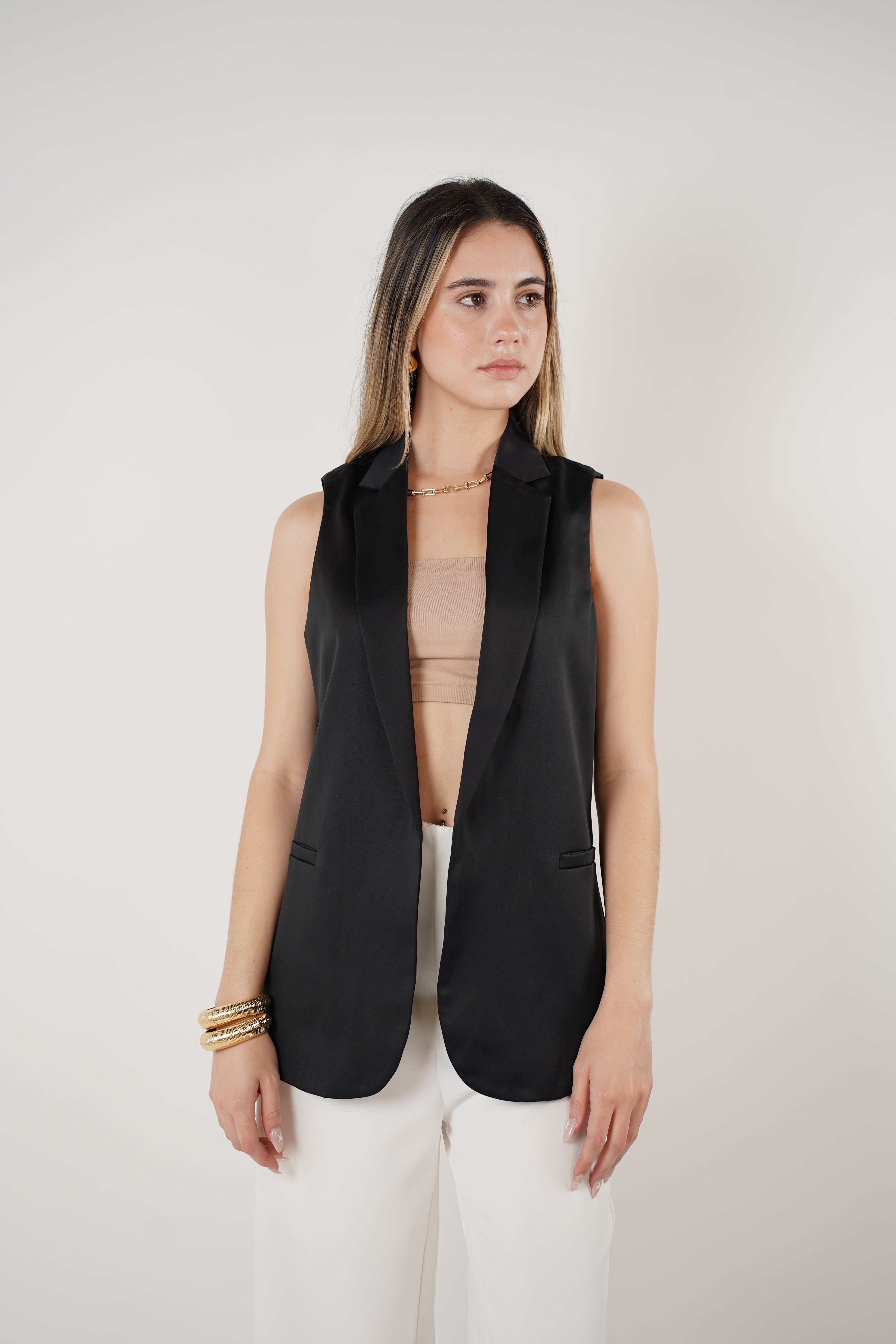 Zyra Sleeveless Vest – Structured Sophistication in a Sleek Cut