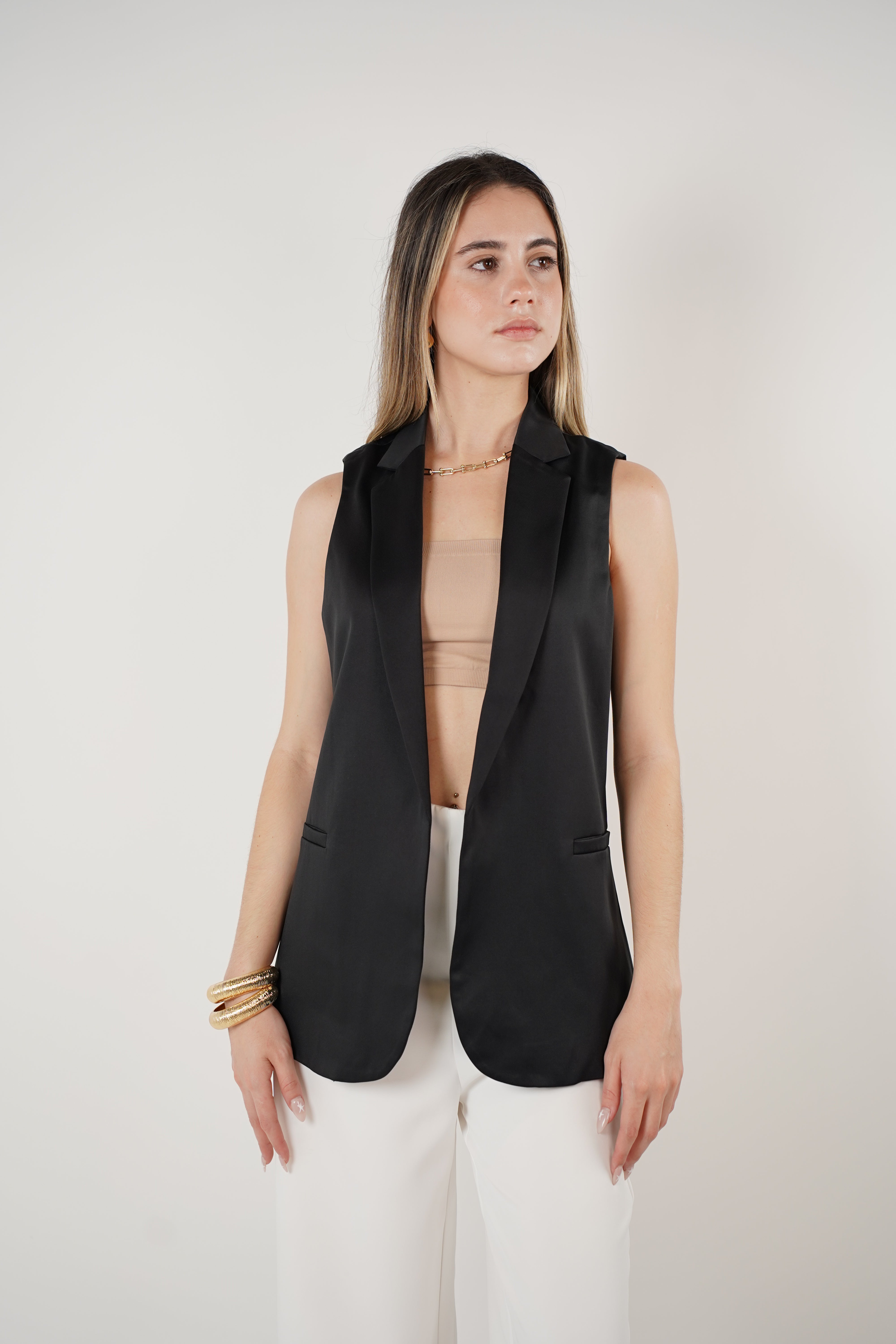 Zyra Sleeveless Vest – Structured Sophistication in a Sleek Cut