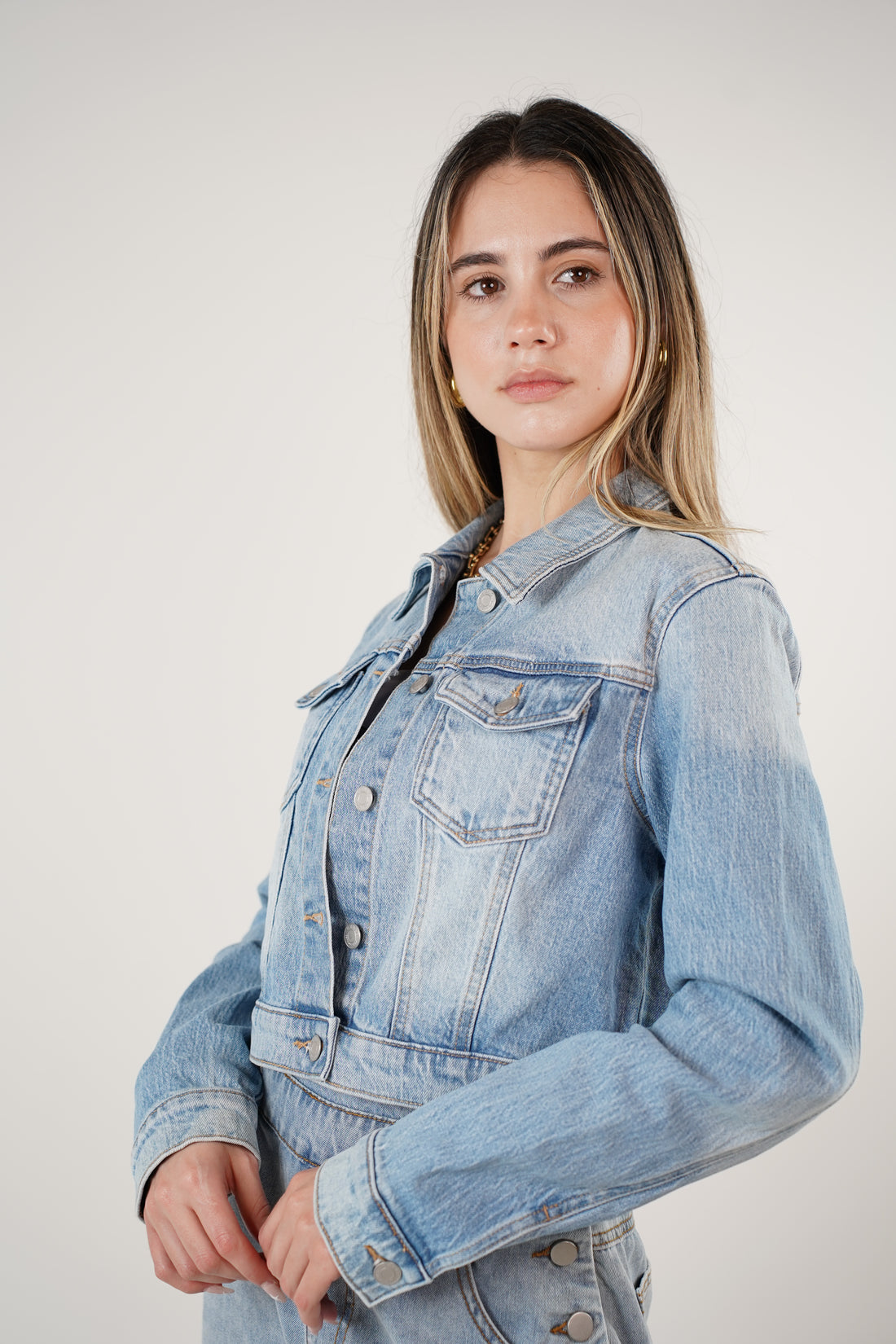 Nirva Cropped Denim Jacket – Classic Edge, Perfect Cut
