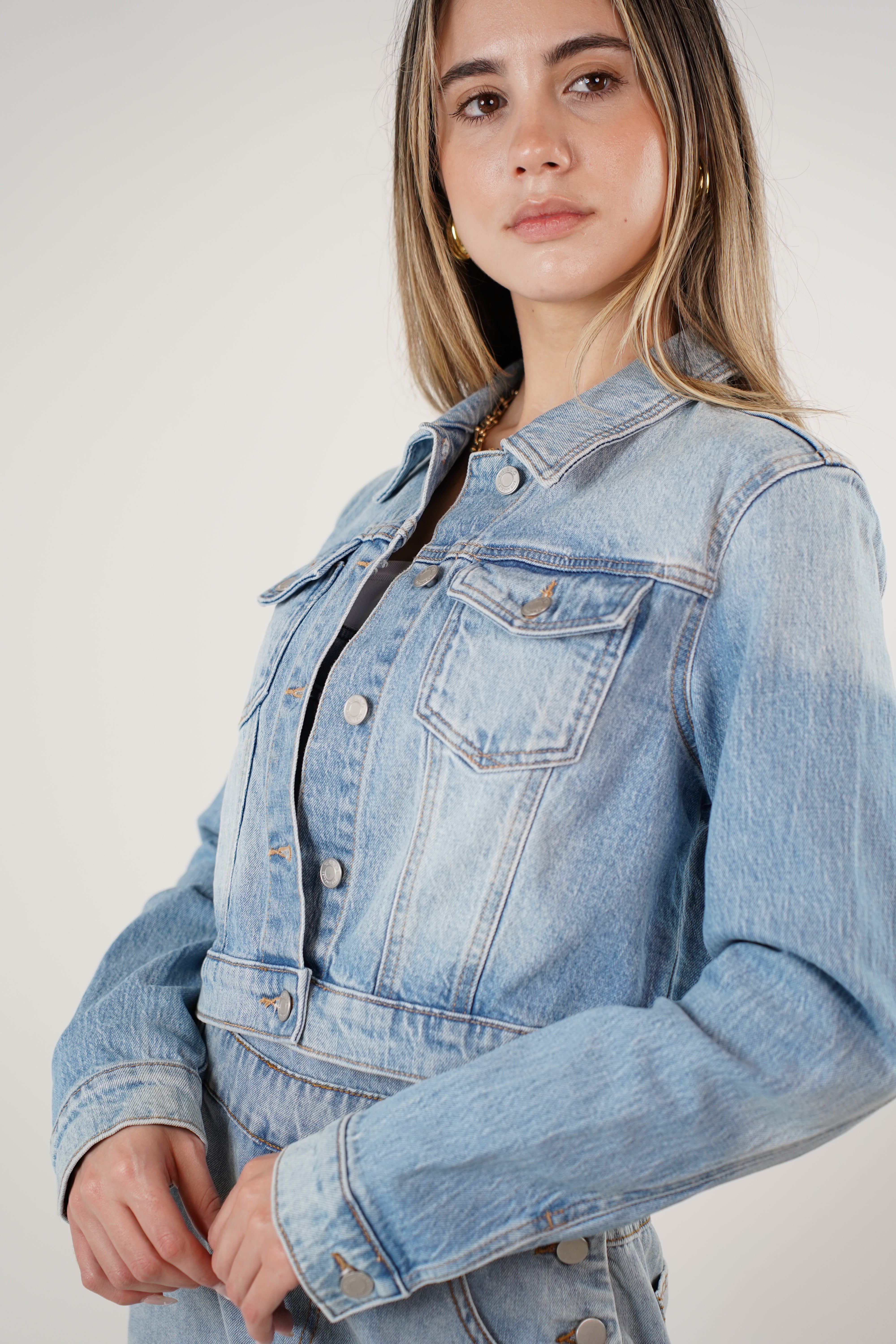 Nirva Cropped Denim Jacket – Classic Edge, Perfect Cut