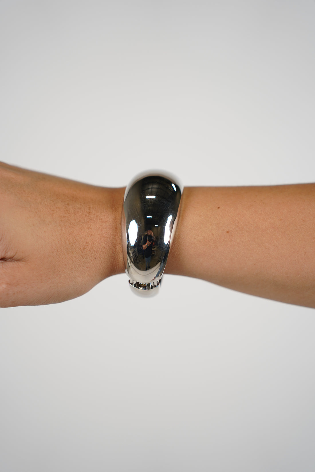 Lazan Smooth Bracelet – Bold Shine with a Sleek Finish