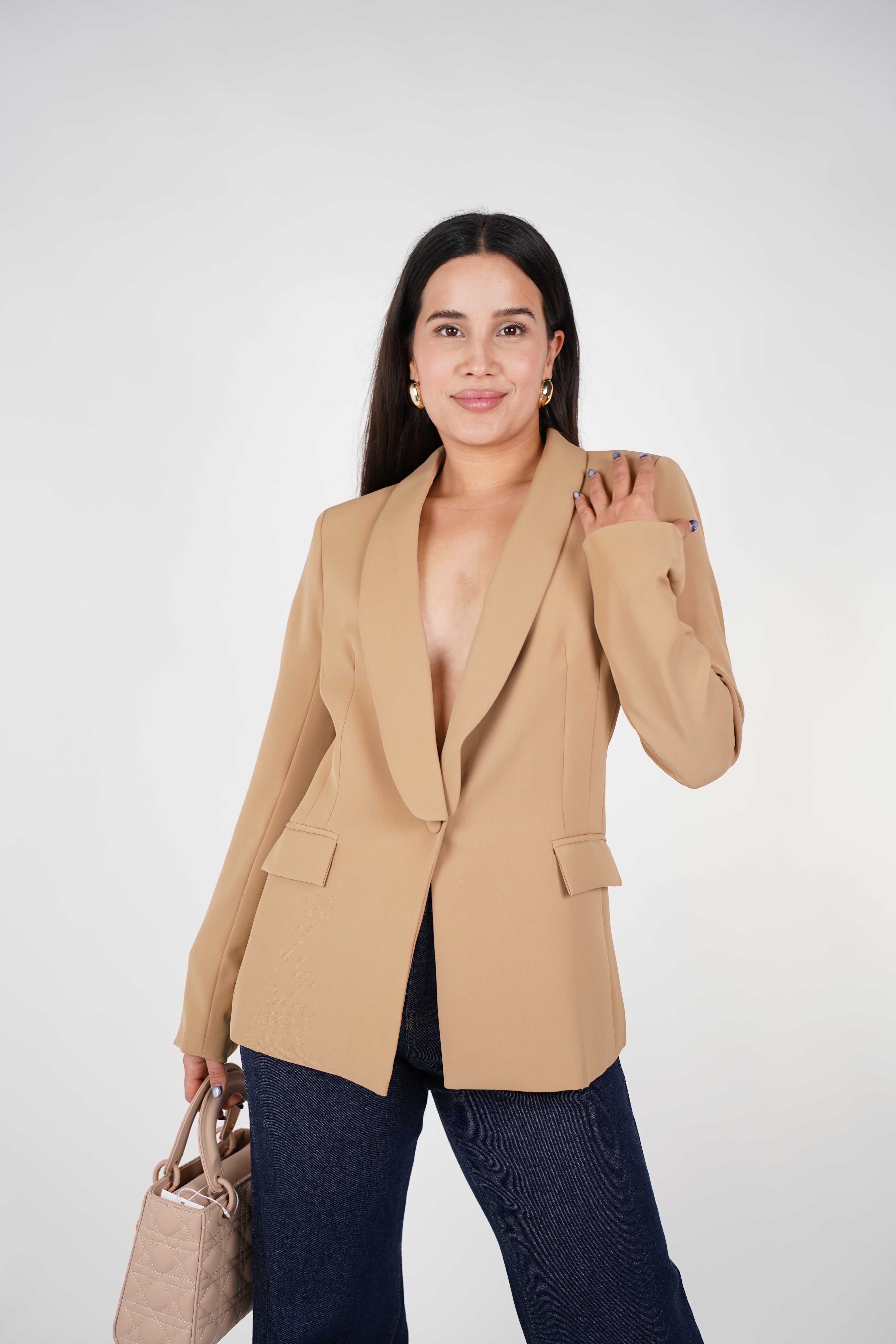 Vesla Solid Blazer – Chic, Clean & Timeless