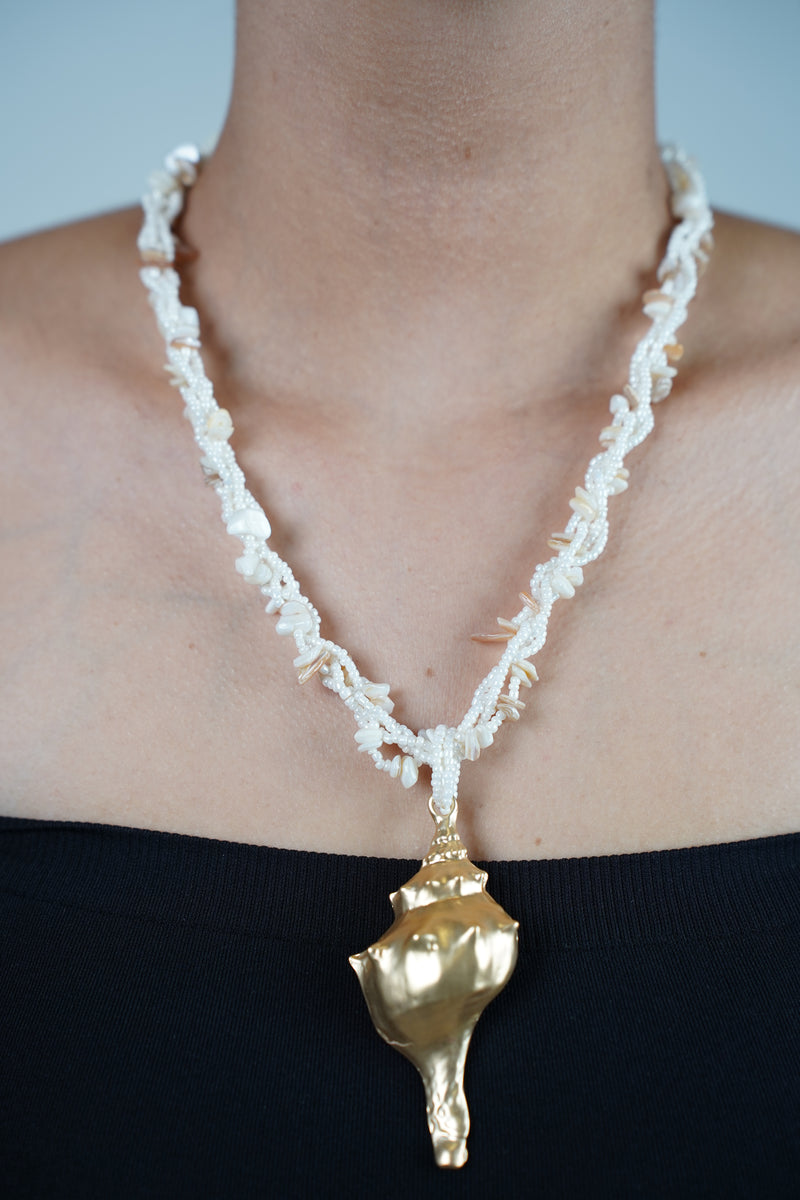Harly Ocean Necklace – Bold Shell Charm on Beaded Pearl Strand