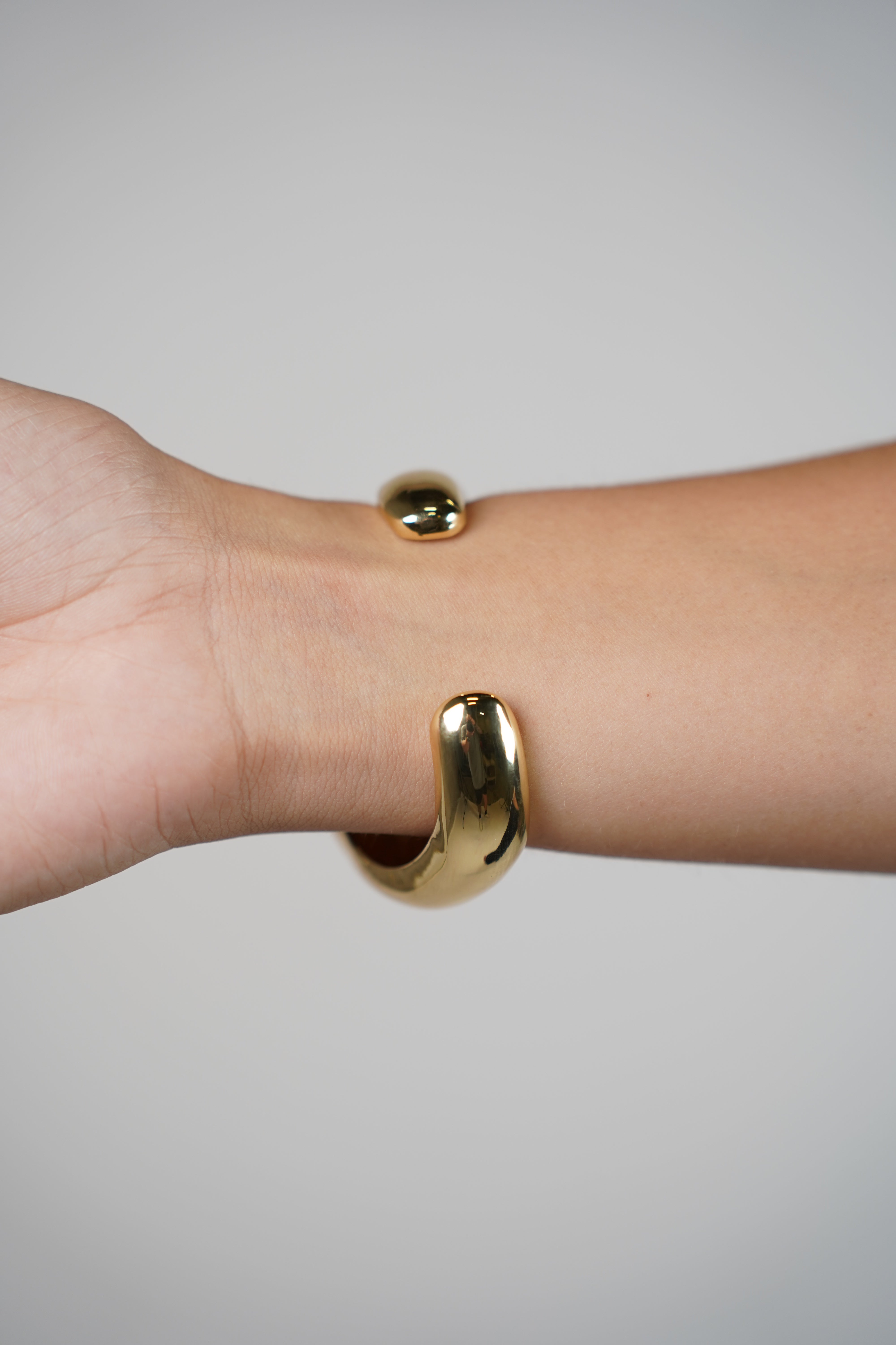 Zoya Thick Bracelet – Bold Sculptural Shine