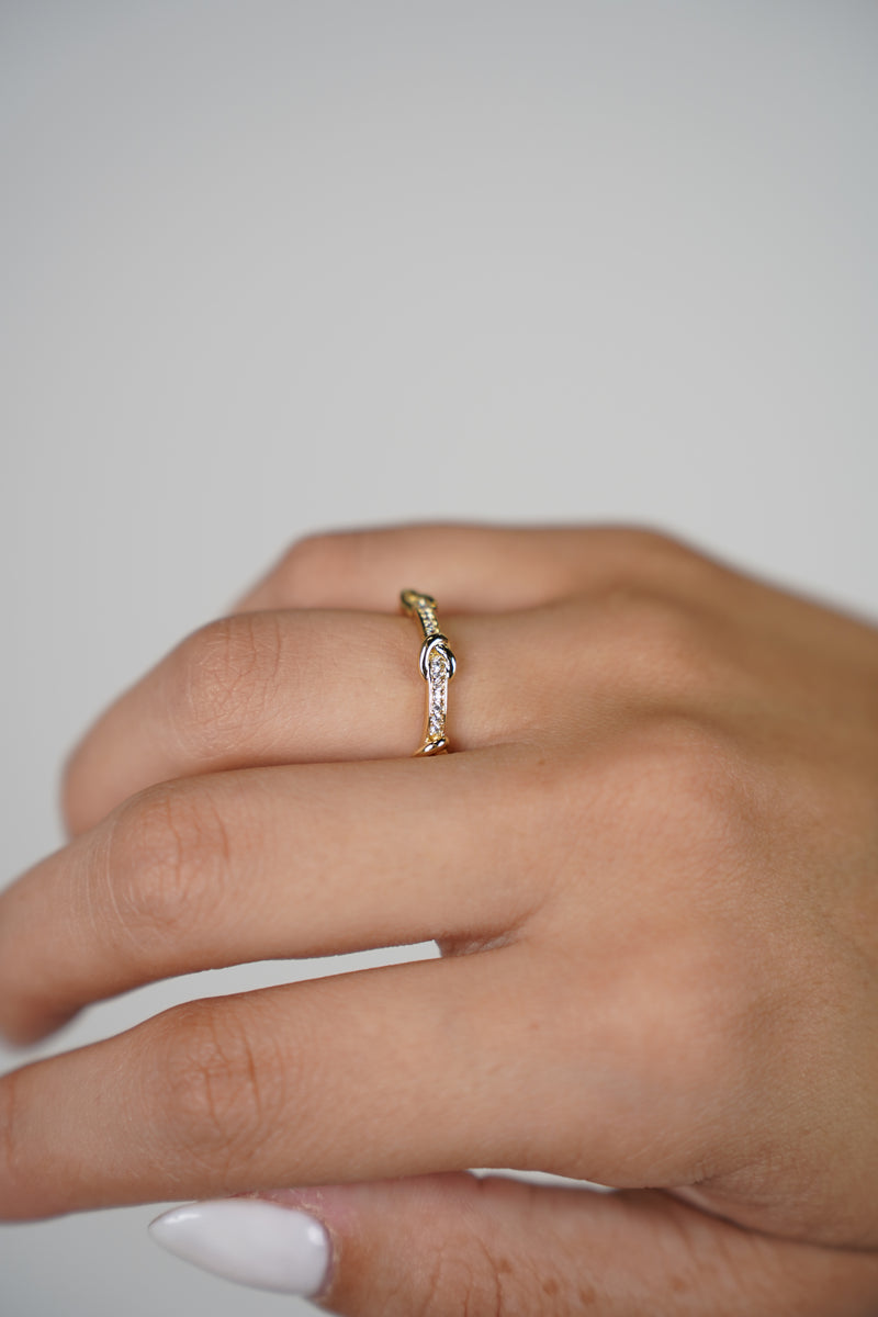 Lyva Knot Ring – Delicate Sparkle with a Symbolic Twist