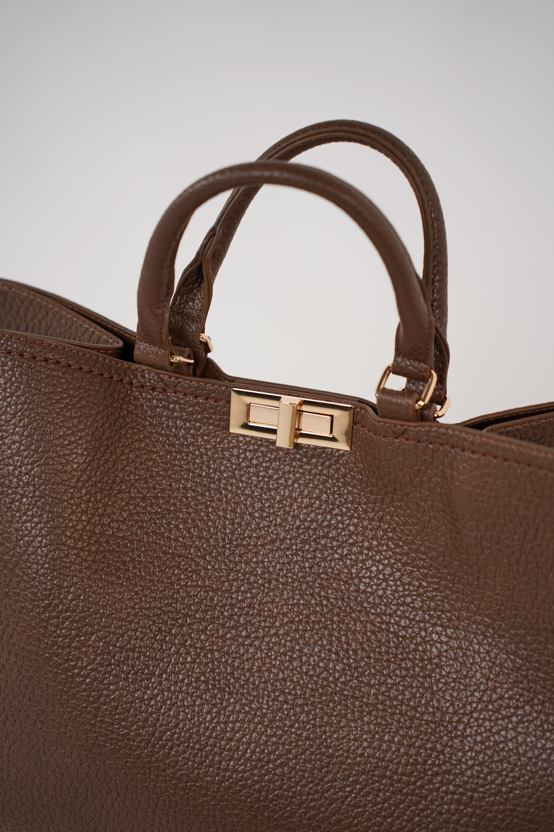 Vanyae Tote Bag – Classic Elegance in Every Detail