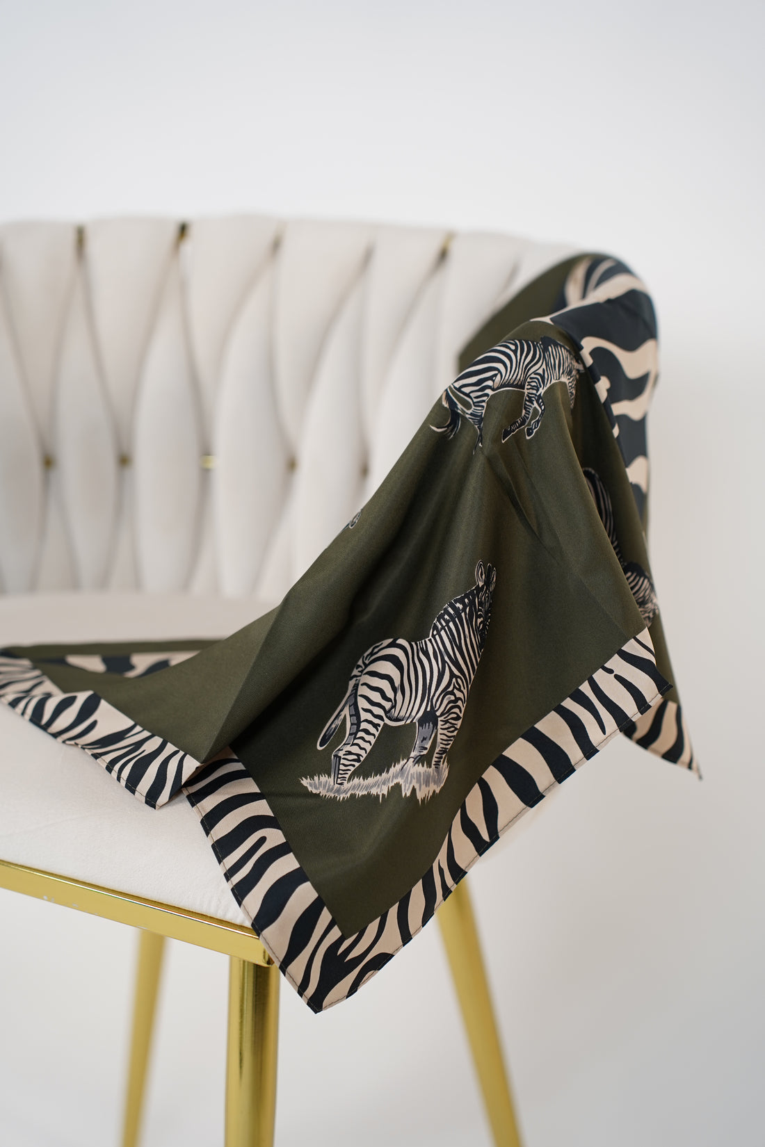 Versatile Patterned Scarf – Multi-Way Styling Accessory