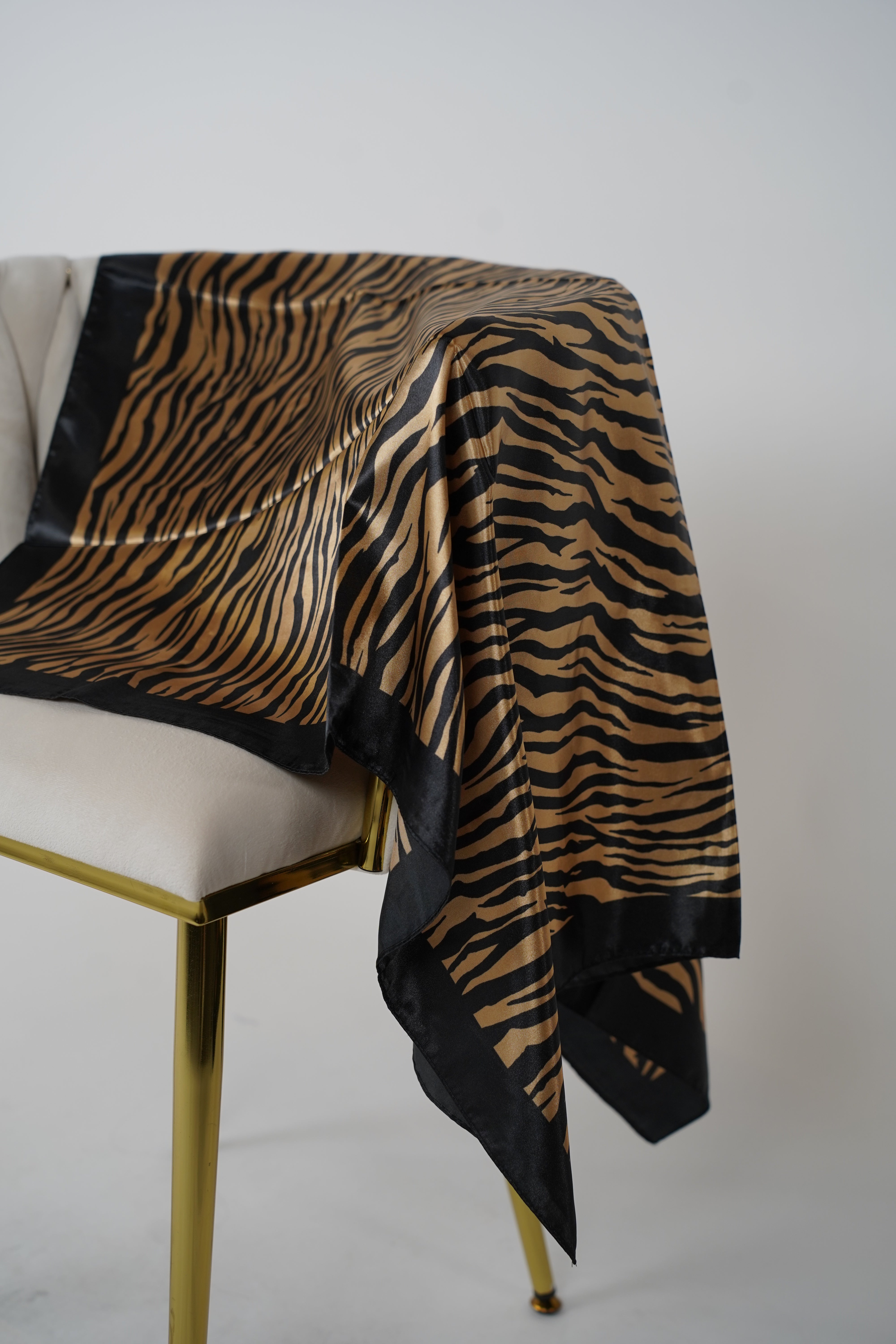 Versatile Patterned Scarf – Multi-Way Styling Accessory