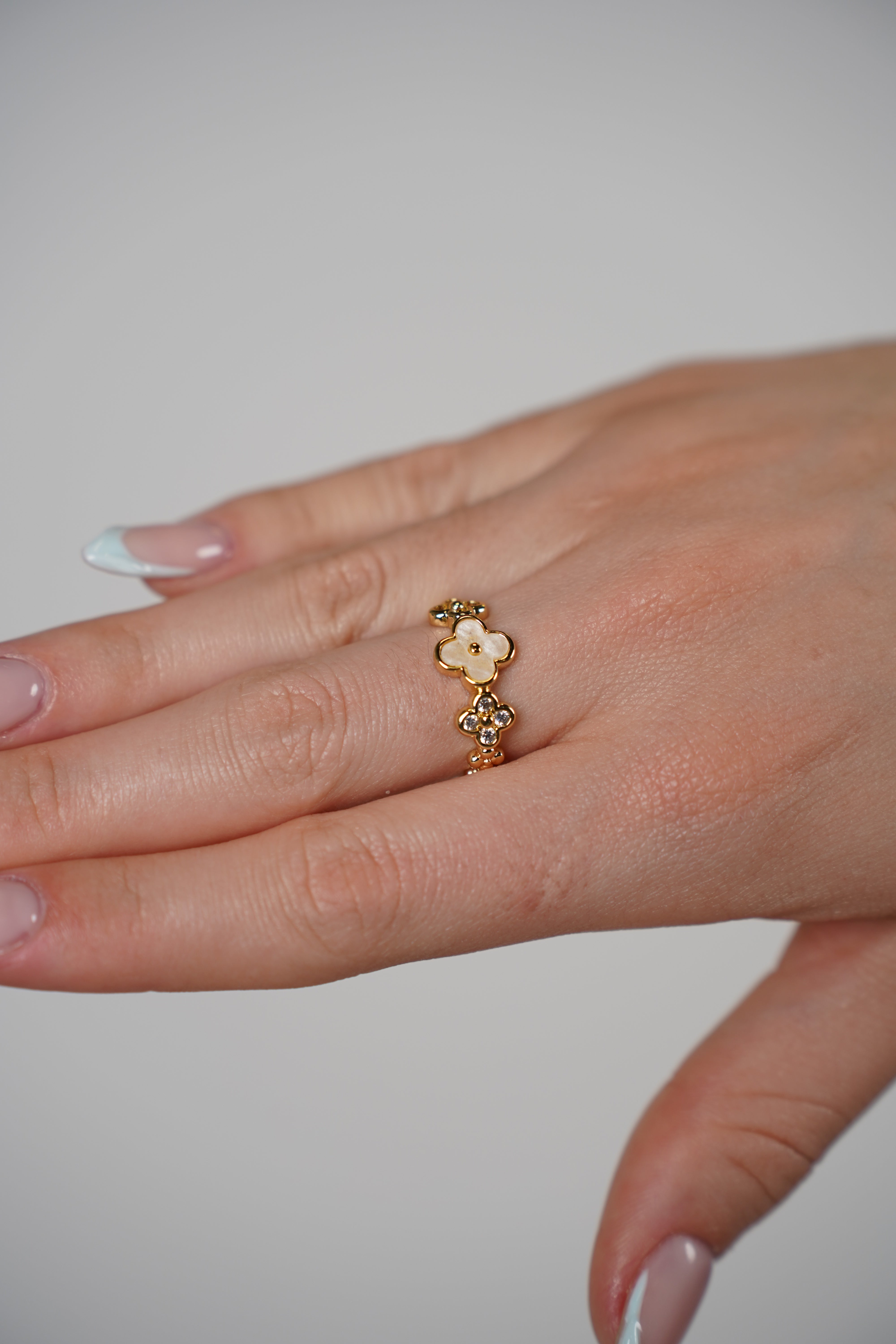 Nalei Clovers Ring – Delicate Floral Charm in Gold