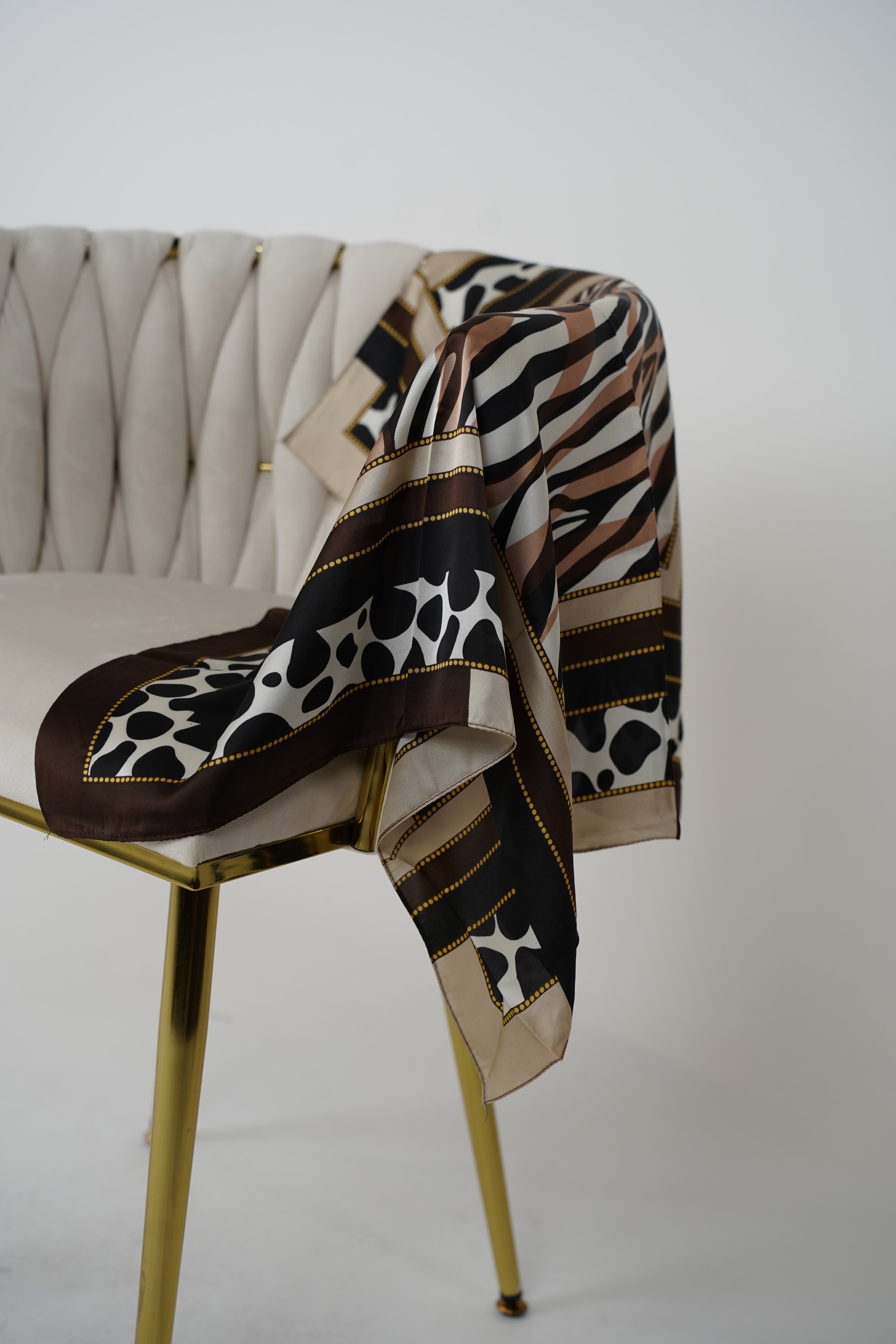 Versatile Patterned Scarf – Multi-Way Styling Accessory