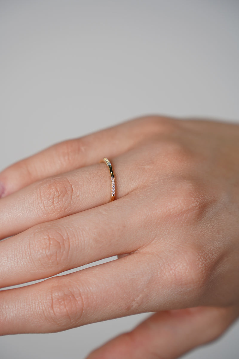 Yezzi Thin Ring – Minimal Gold Elegance