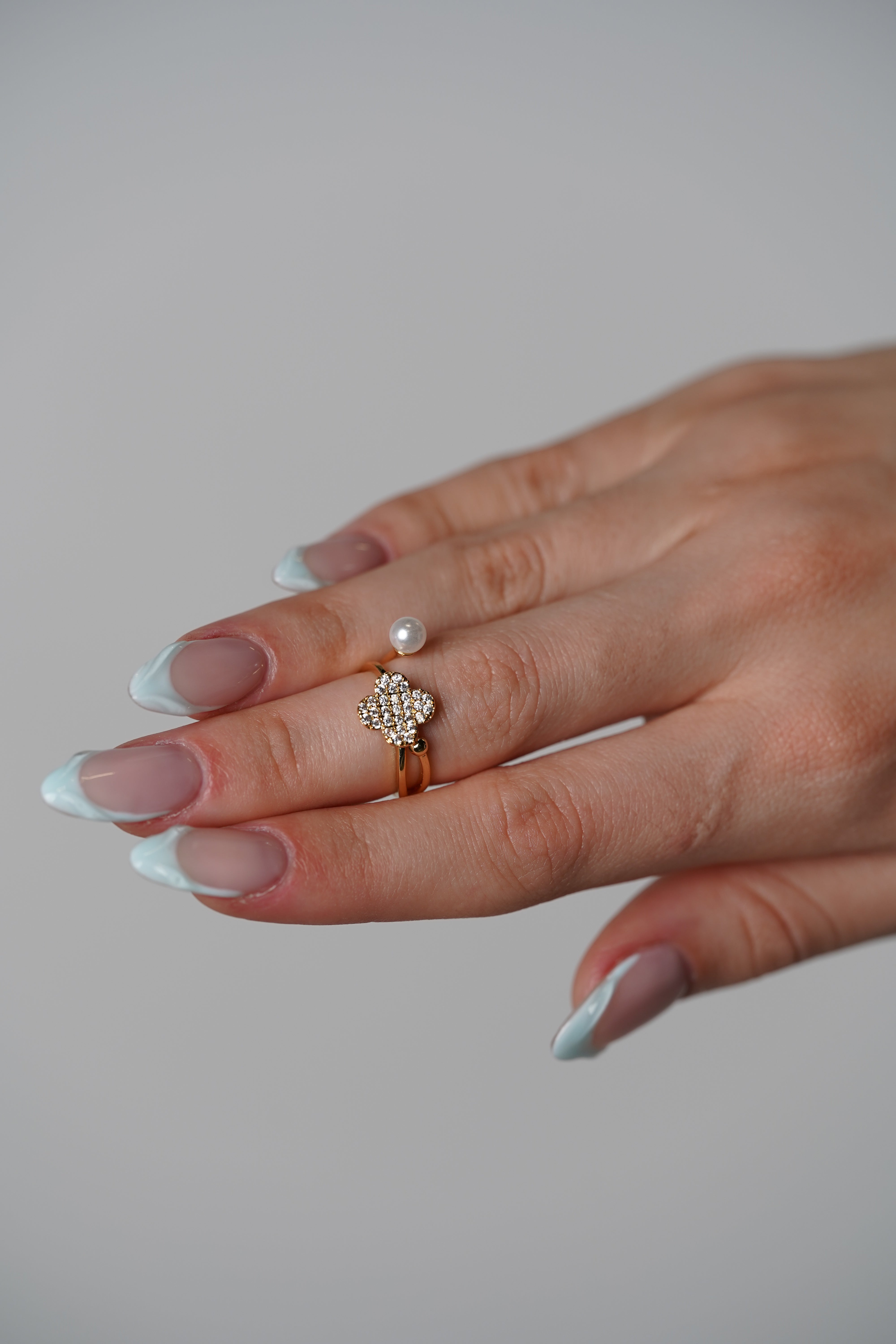 Noris Flower Ring – Delicate Sparkle with a Feminine Touch