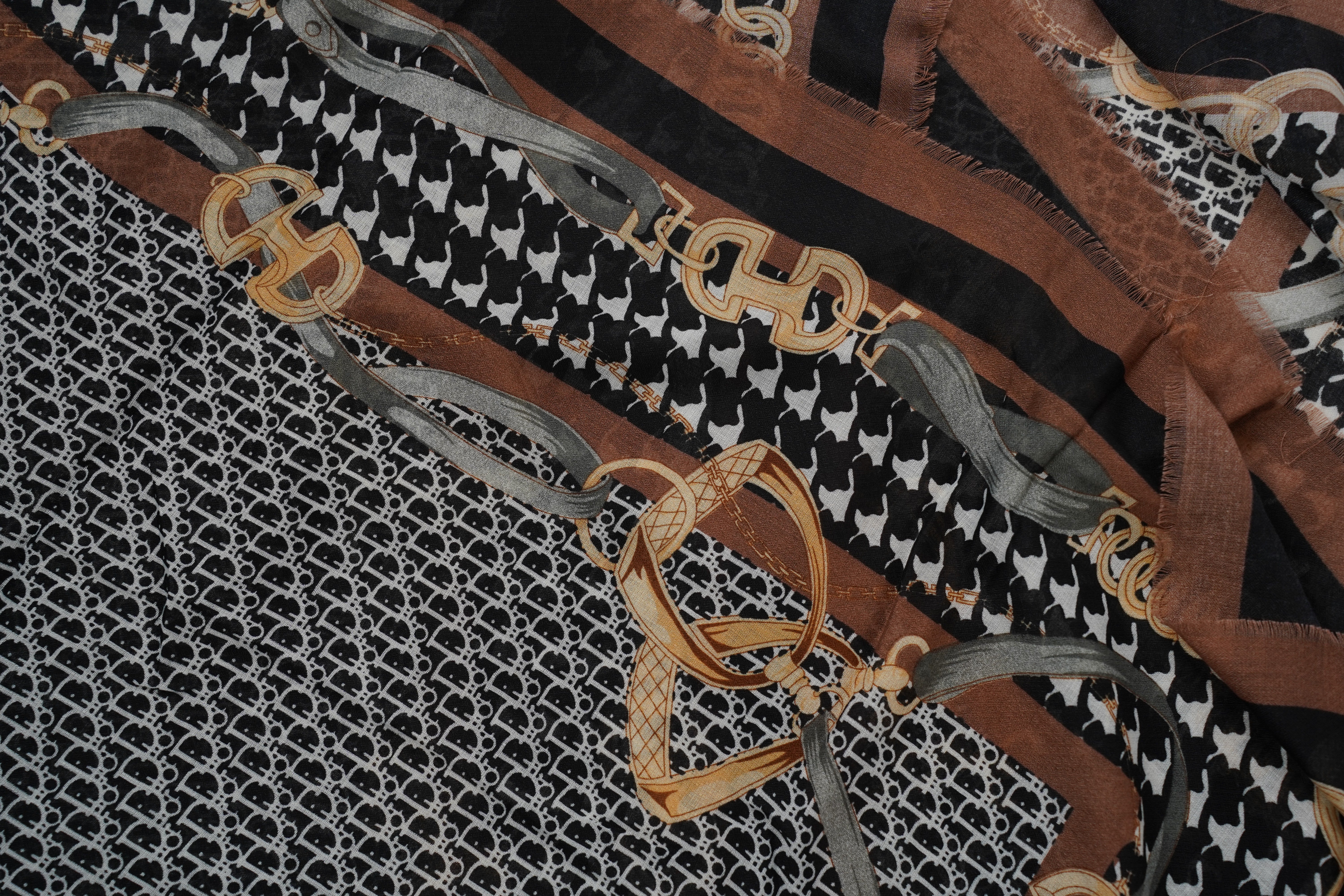 Branna Scarf – Statement Chains & Classic Prints in One Elegant Wrap