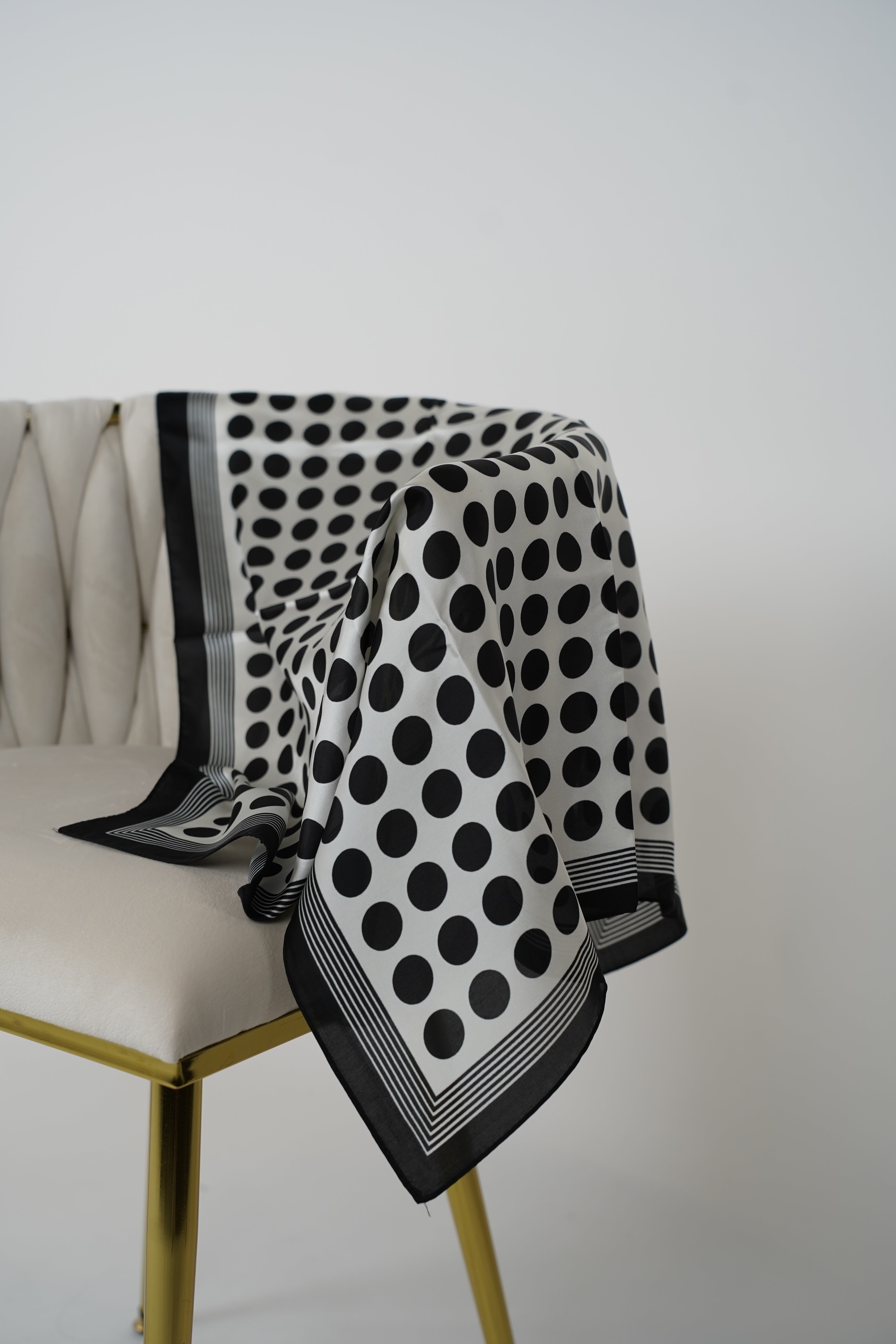 Versatile Patterned Scarf – Multi-Way Styling Accessory