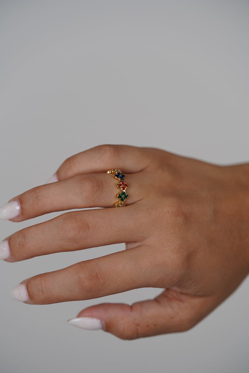 Voura Ring – Rainbow Clover Accent Band