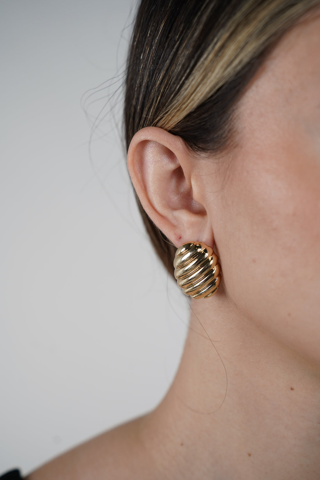 Calin Oval Earrings – Ribbed Bold Elegance