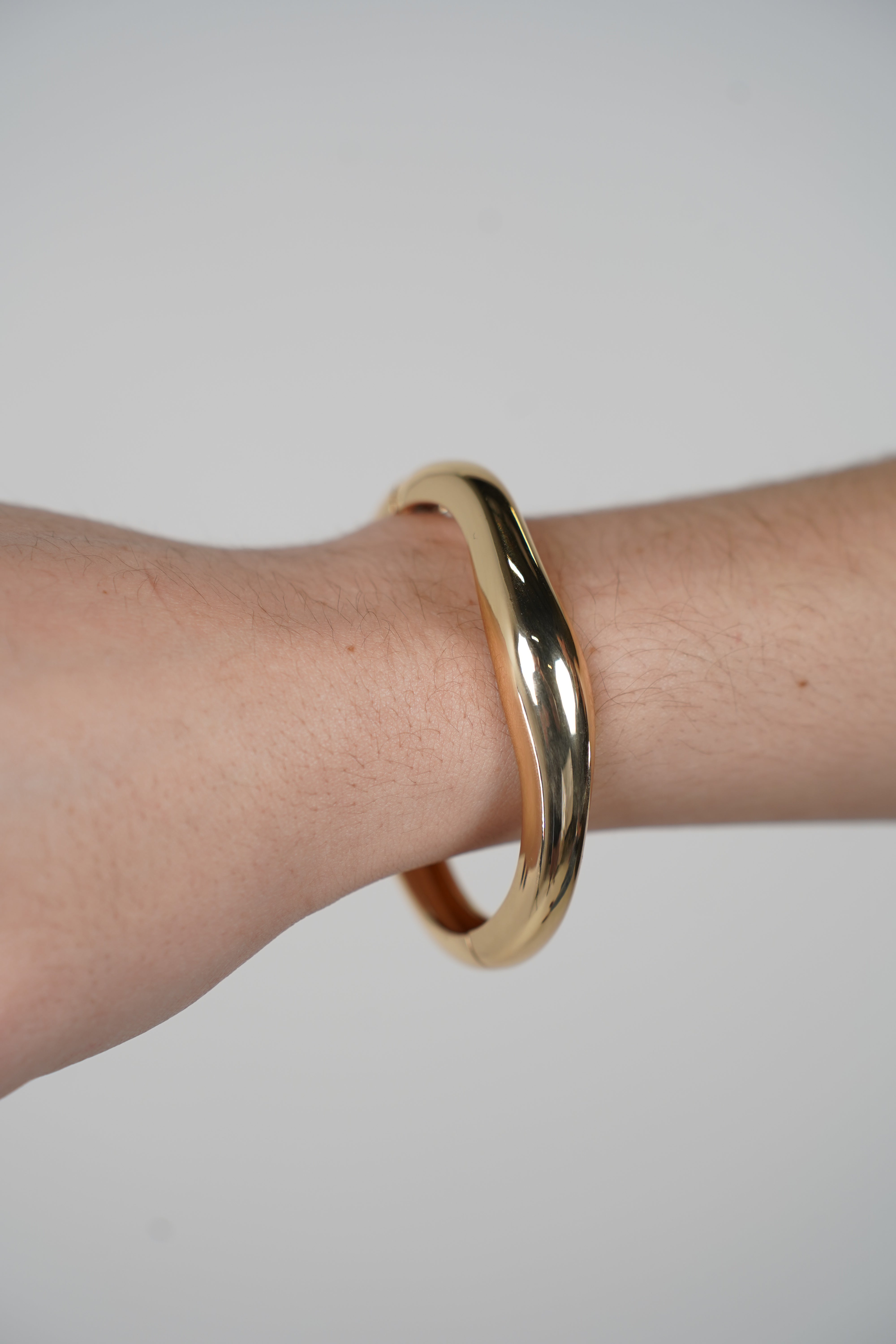 Ovel Thin Bracelet – Sleek Wave Bangle in Glossy Gold