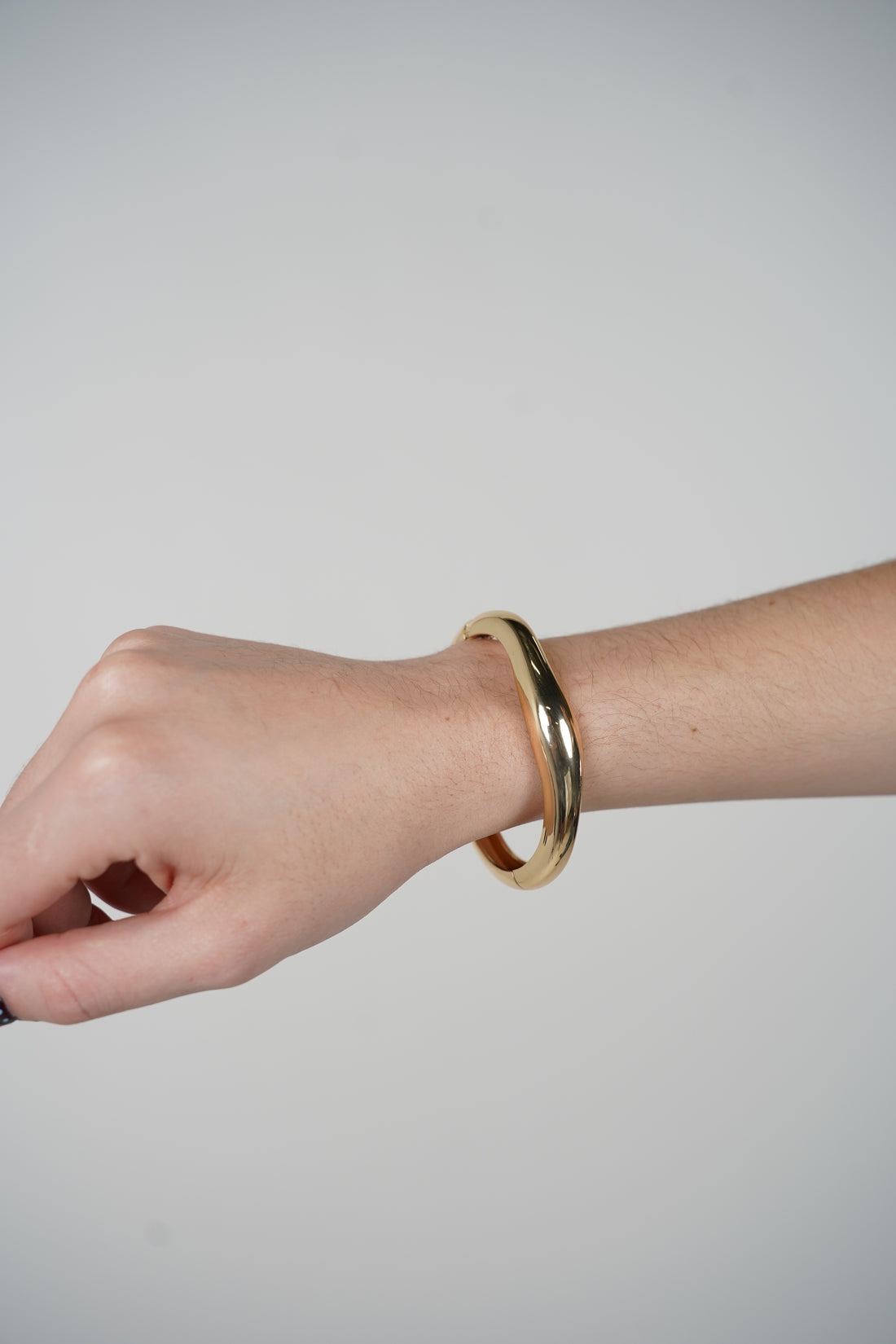 Ovel Thin Bracelet – Sleek Wave Bangle in Glossy Gold