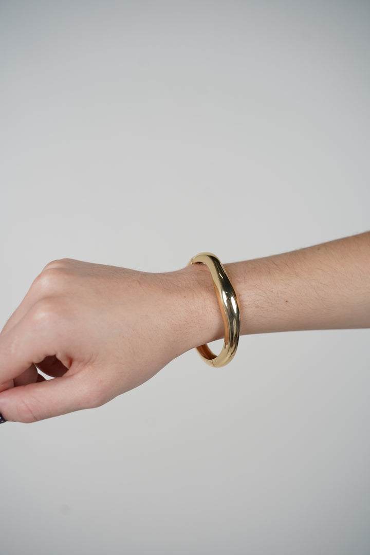 Ovel Thin Bracelet – Sleek Wave Bangle in Glossy Gold