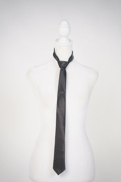 Corbata delgada con lunares Corvia – Acento minimalista retro chic