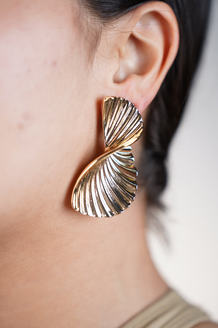 Elyvi Twist Earrings – Sculpted Metallic Statement Pair