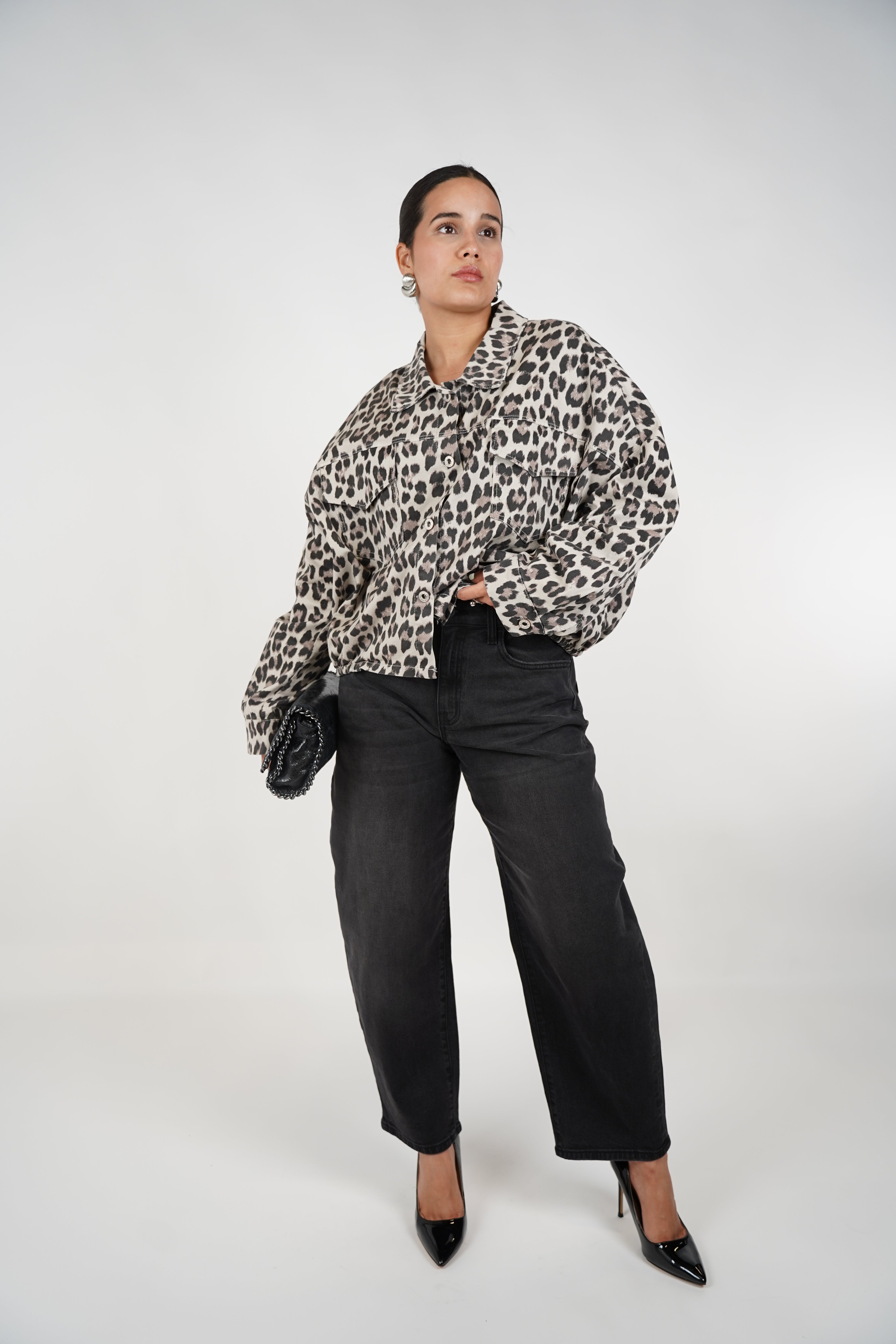 Jolie Barrel Jeans – Sleek Black Denim with a Modern Cut