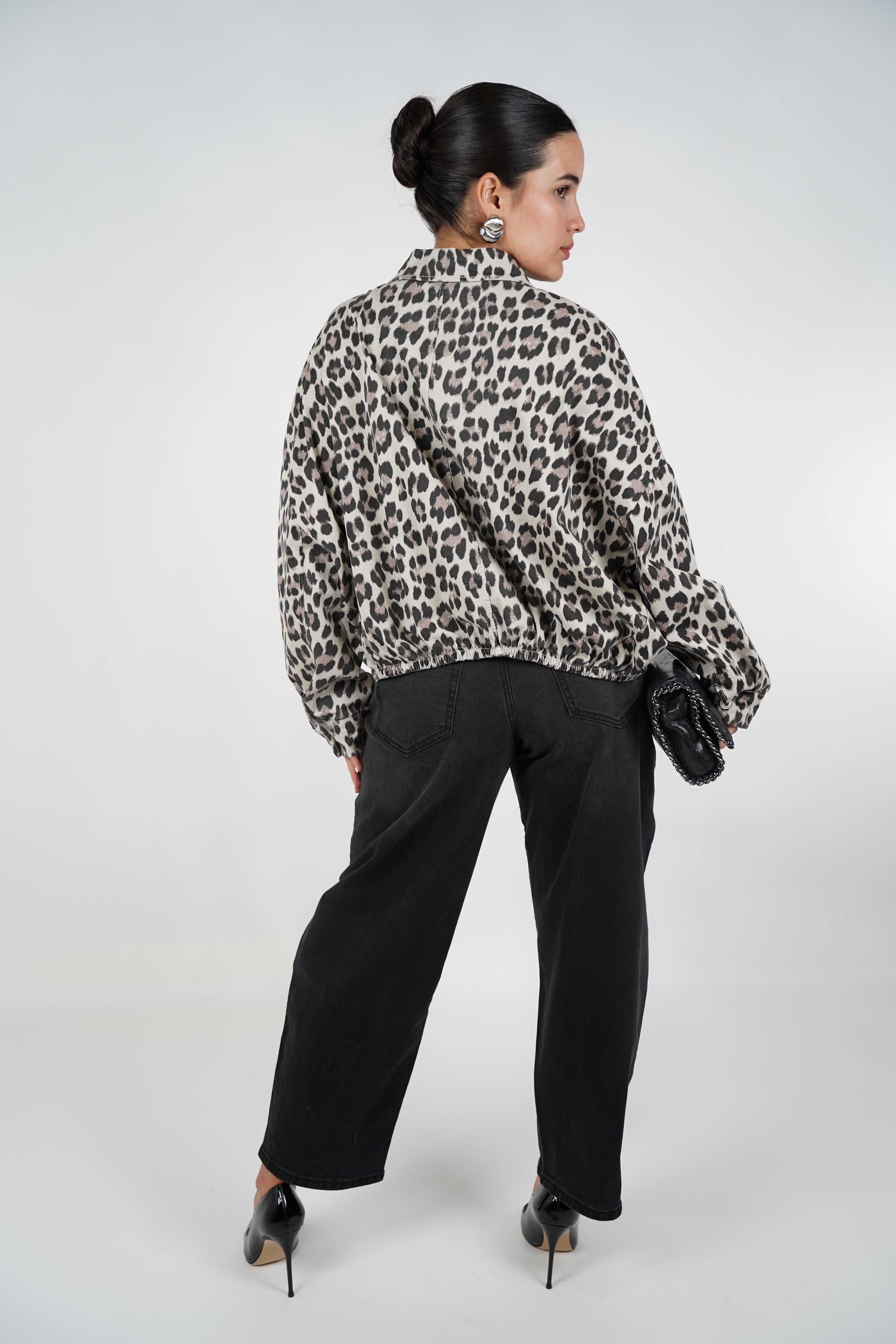 Jolie Barrel Jeans – Sleek Black Denim with a Modern Cut